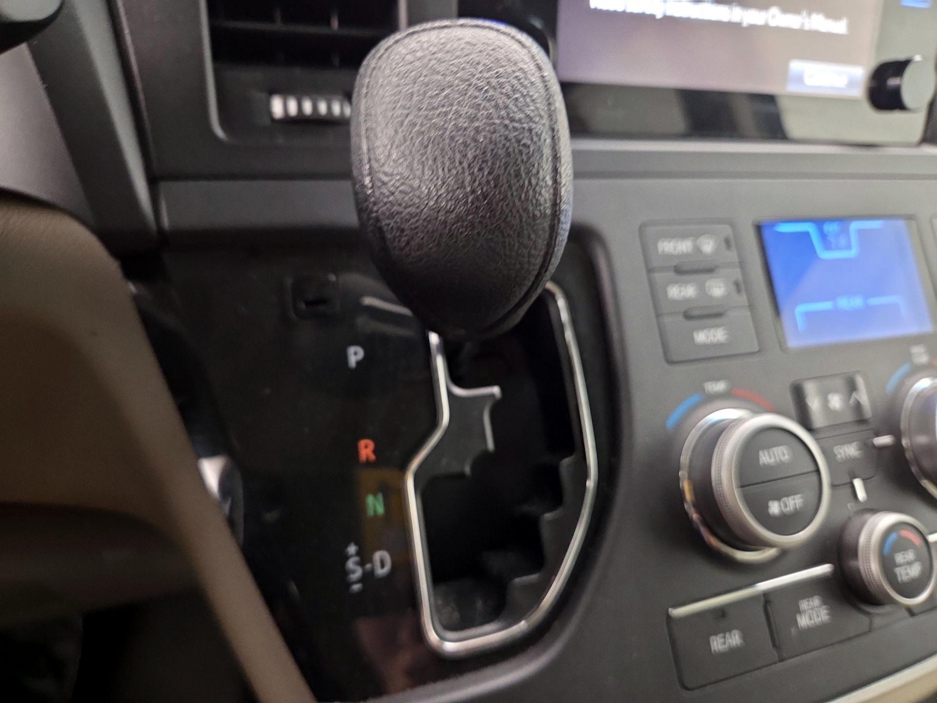 Thumbnail: 2017 Toyota Sienna - 17