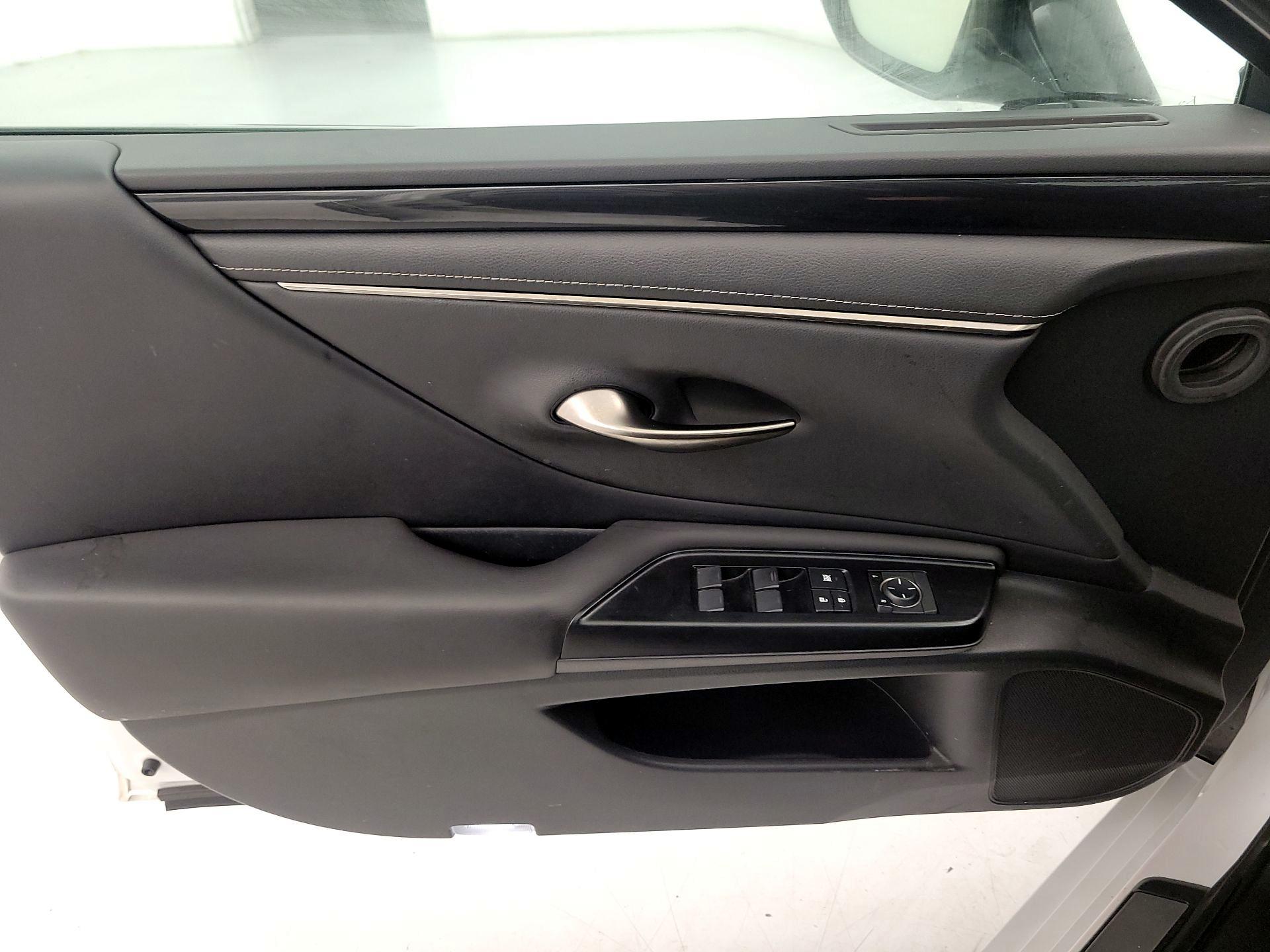 Thumbnail: 2020 Lexus ES - 12