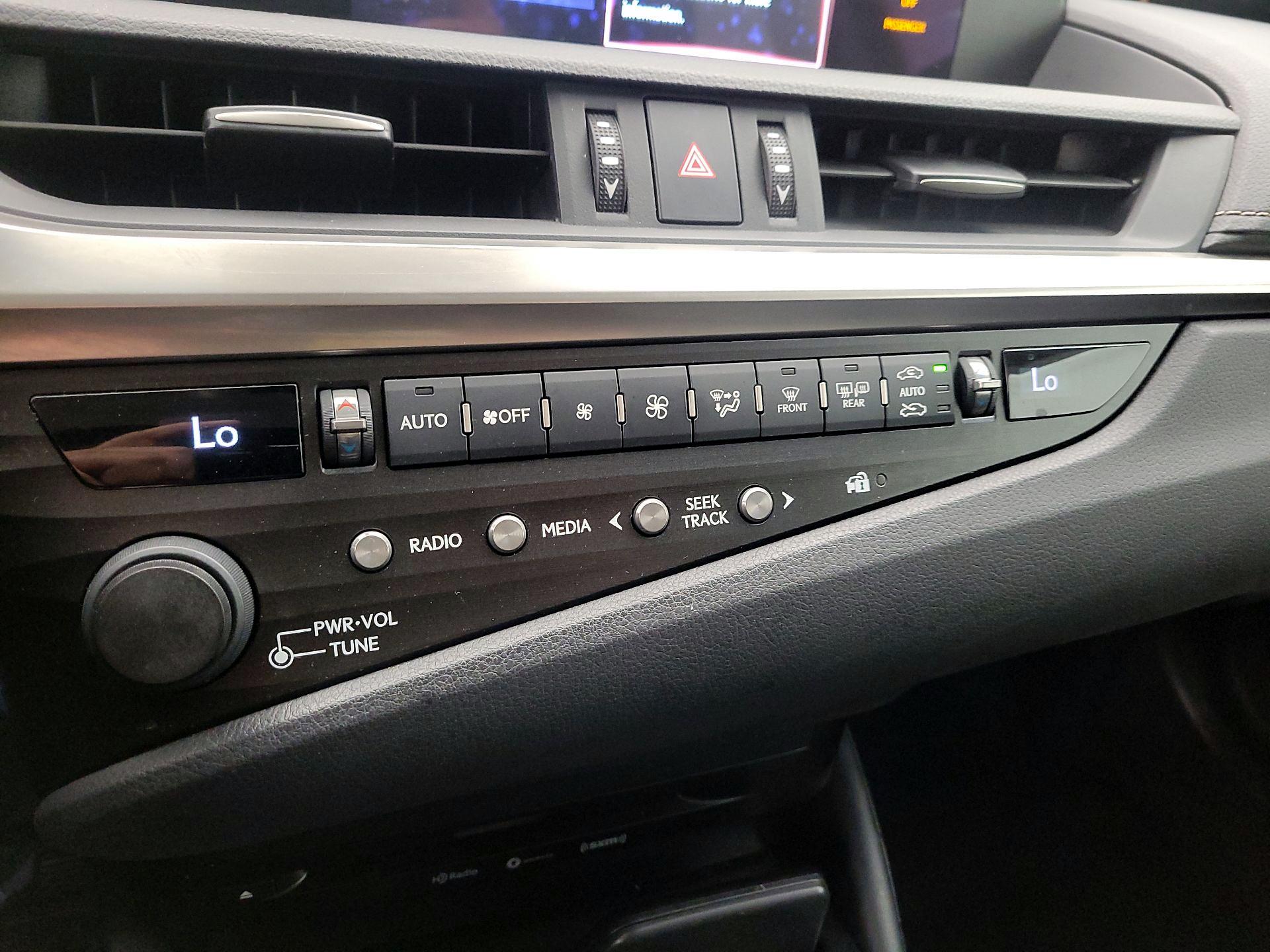 Thumbnail: 2020 Lexus ES - 16