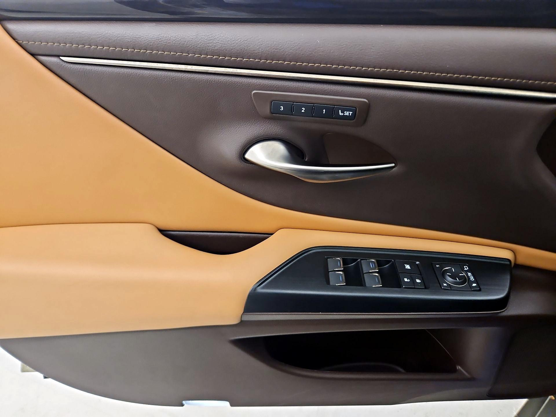 Thumbnail: 2021 Lexus ES - 12