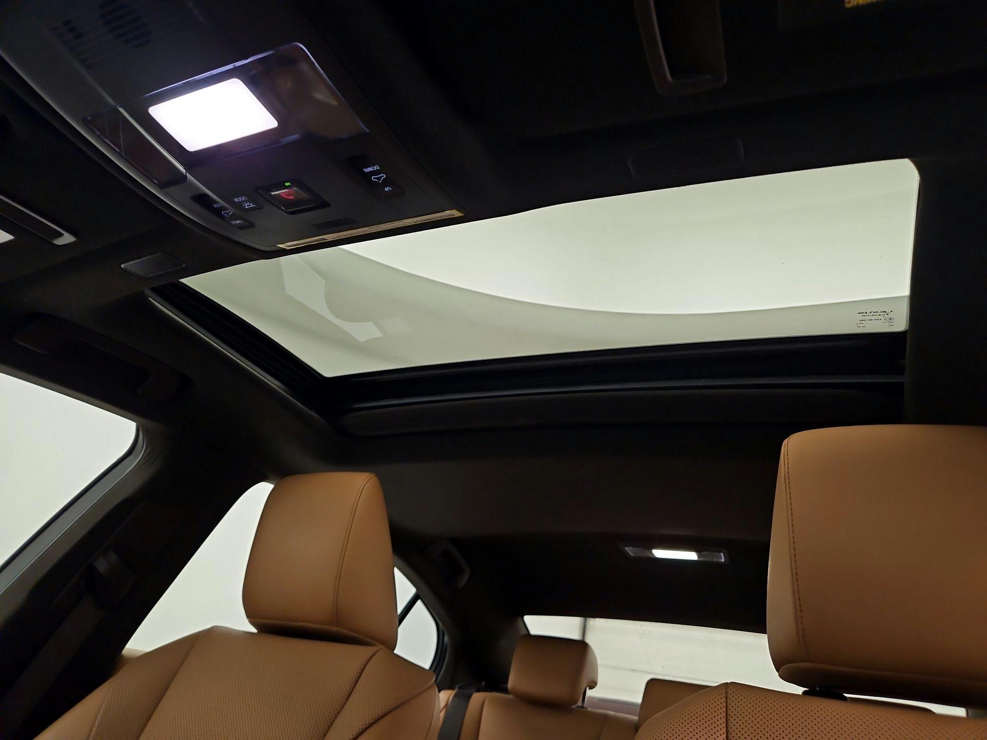 Thumbnail: 2021 Lexus ES - 18