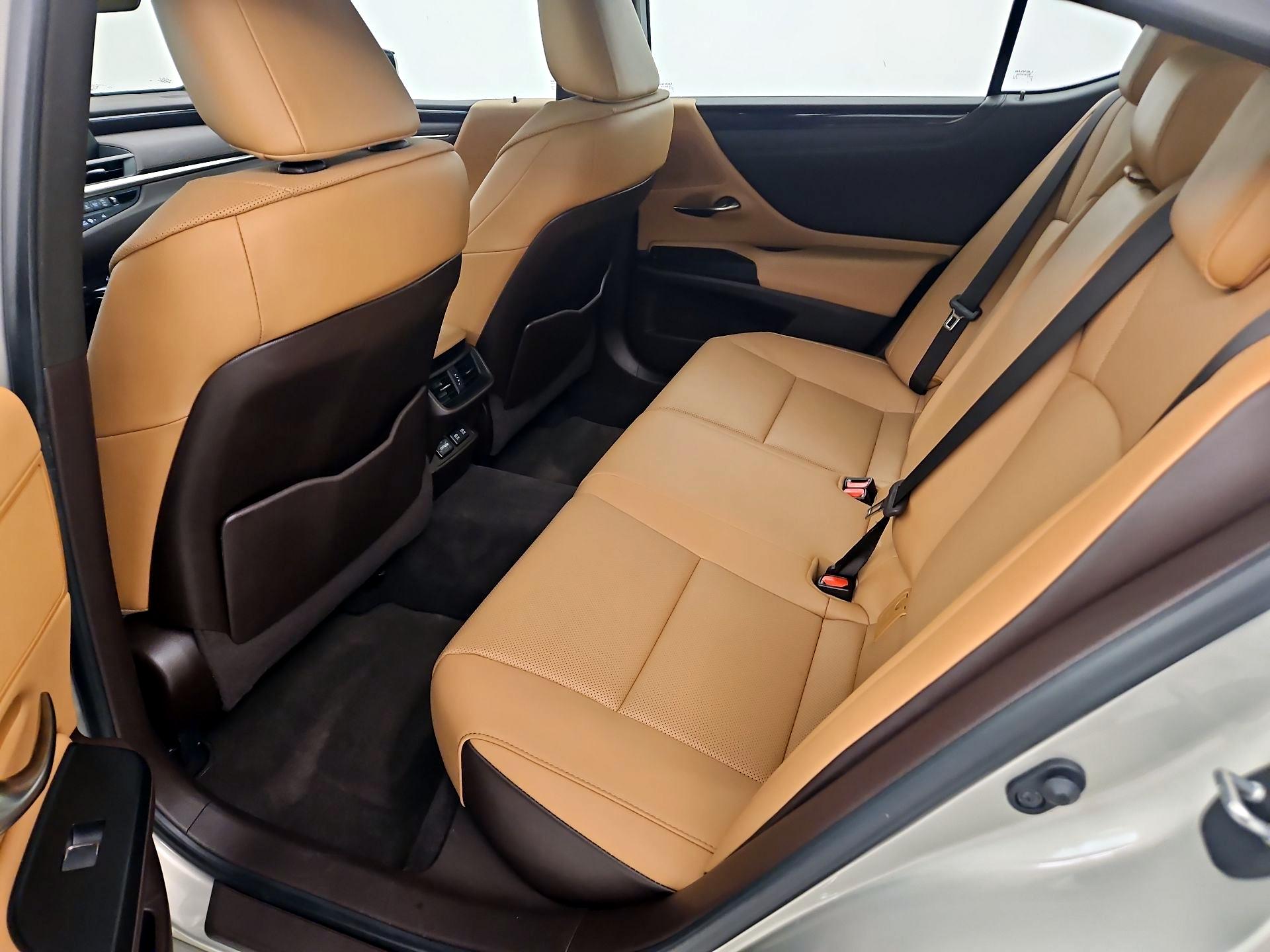 Thumbnail: 2021 Lexus ES - 19