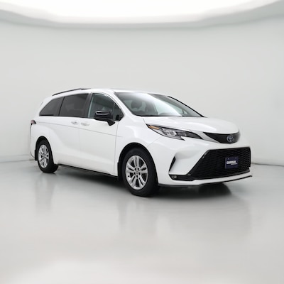 White 2022 Toyota Sienna Hybrid XSE