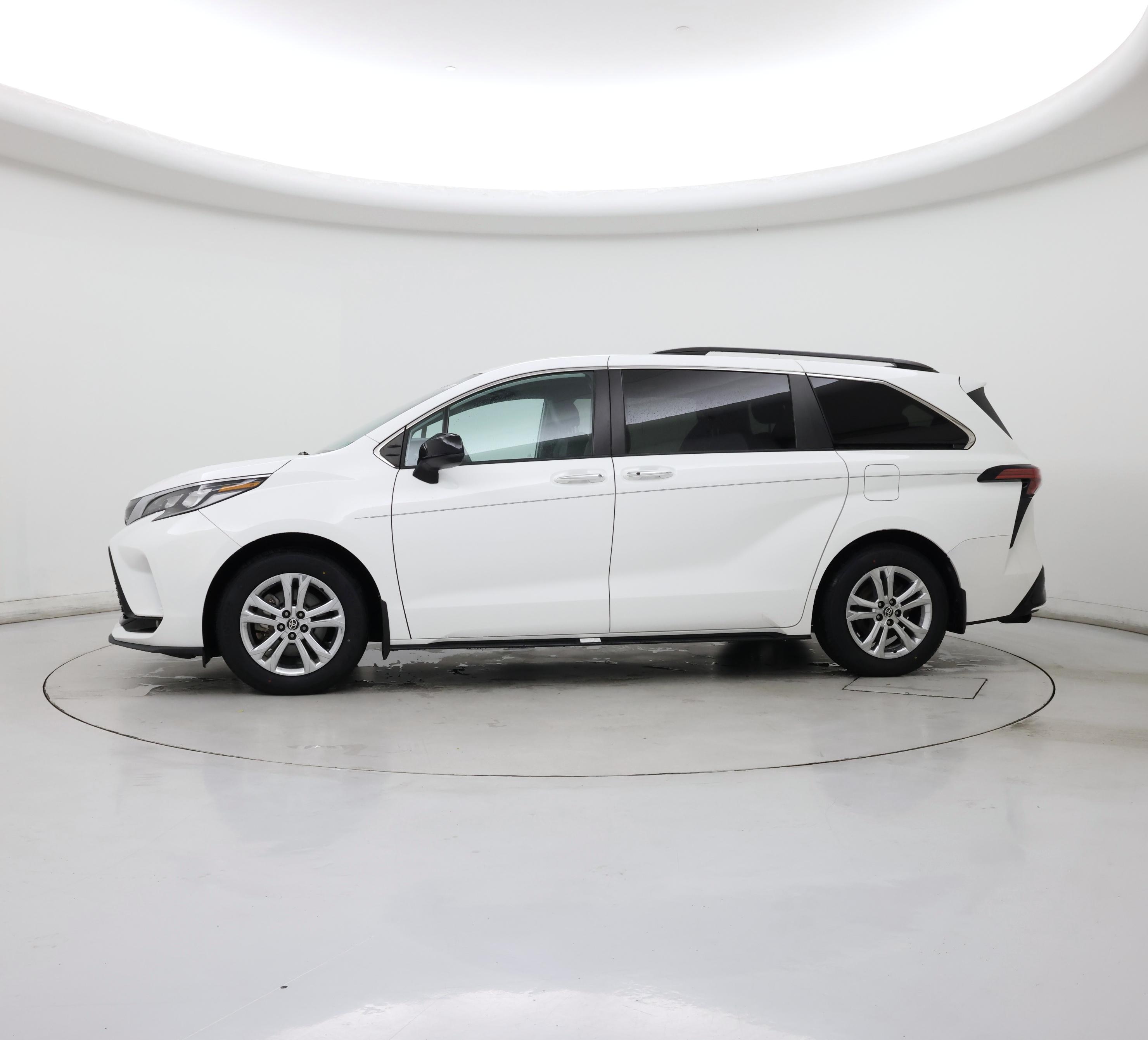 Thumbnail: 2022 Toyota Sienna - 3