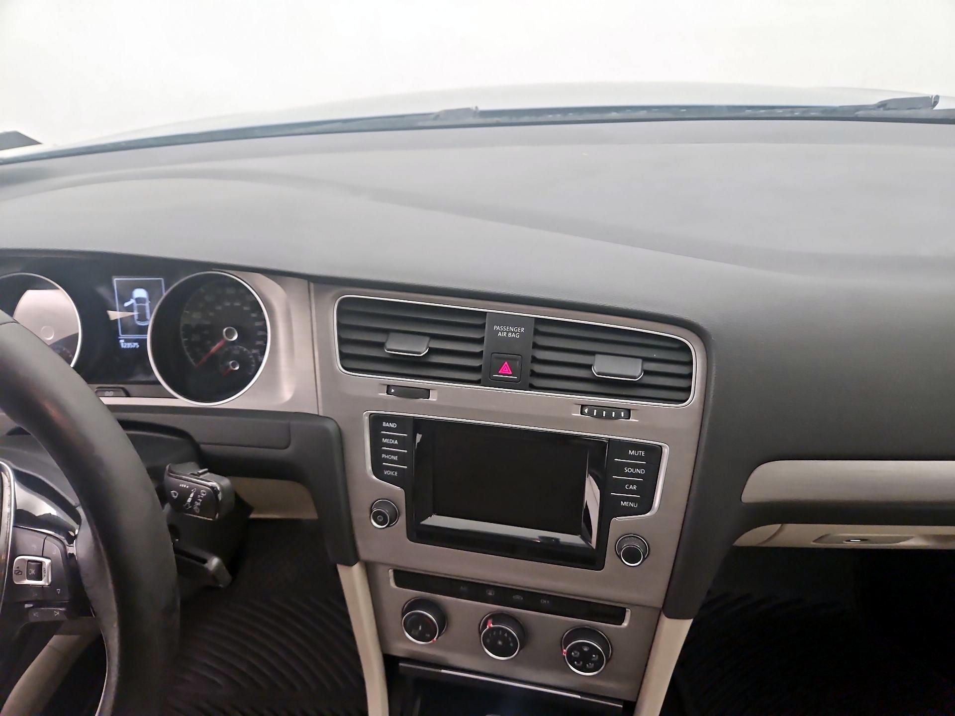 Thumbnail: 2015 Volkswagen Golf - 9