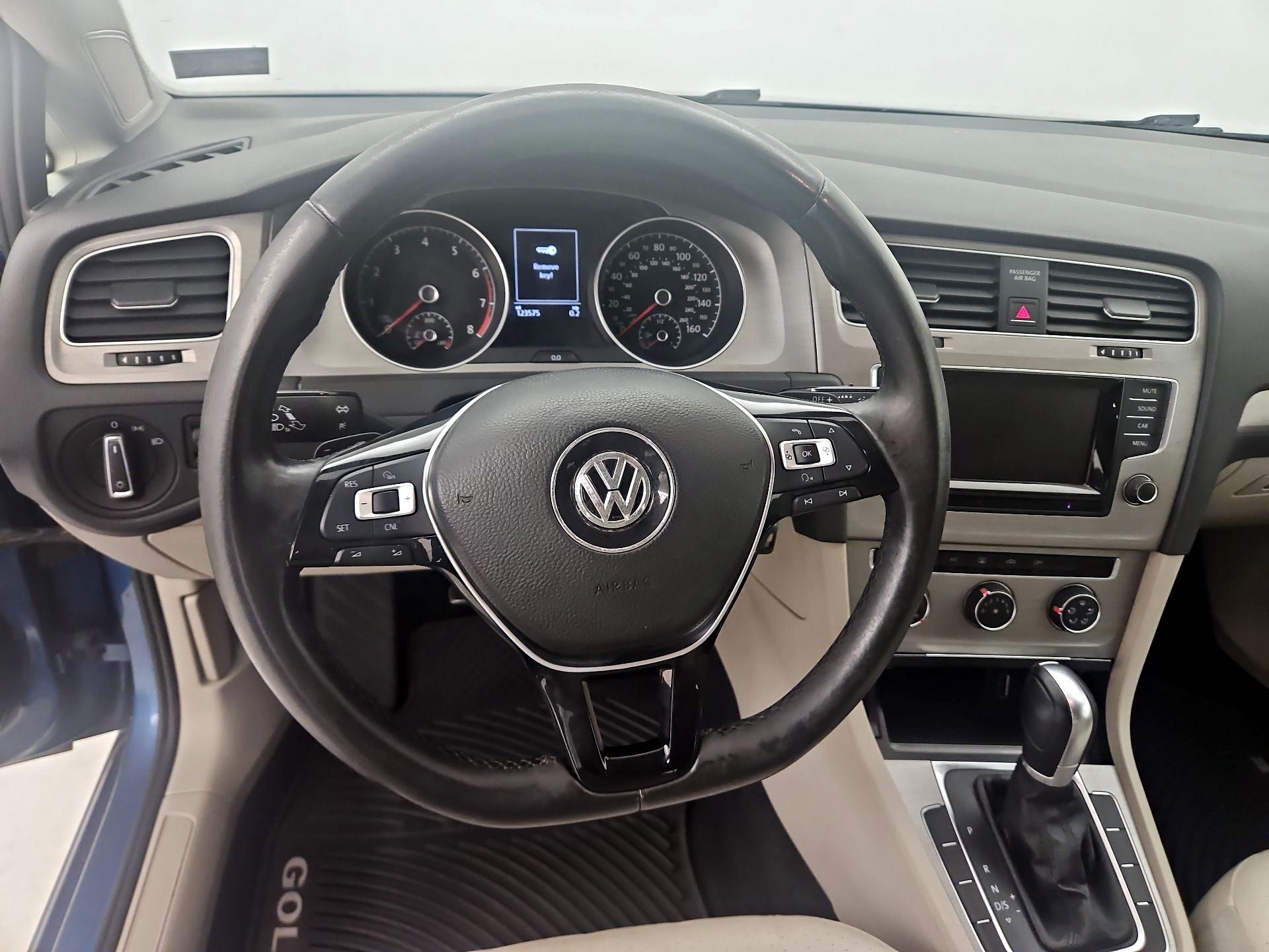Thumbnail: 2015 Volkswagen Golf - 10