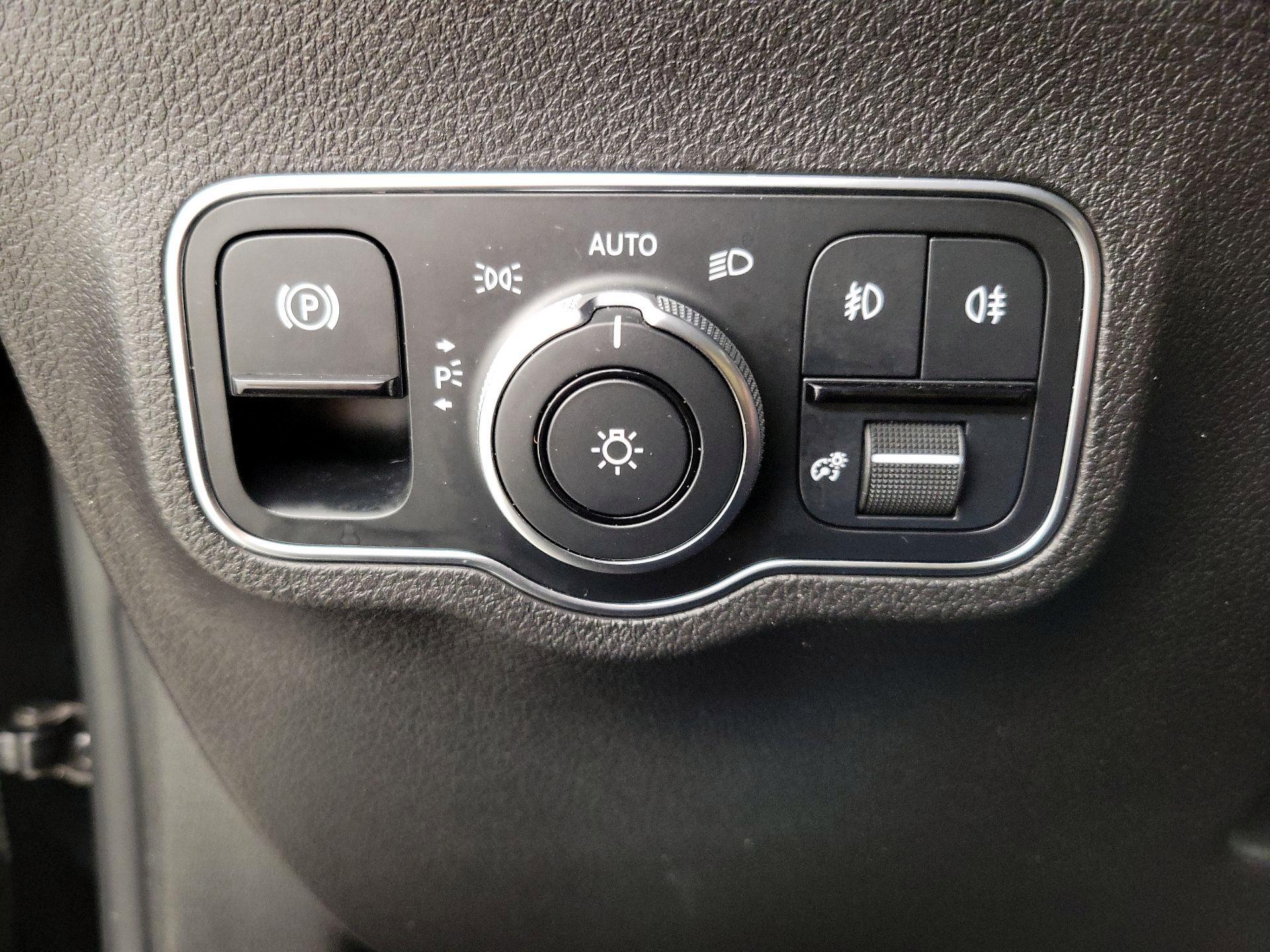 Thumbnail: 2020 Mercedes-Benz GLB - 13