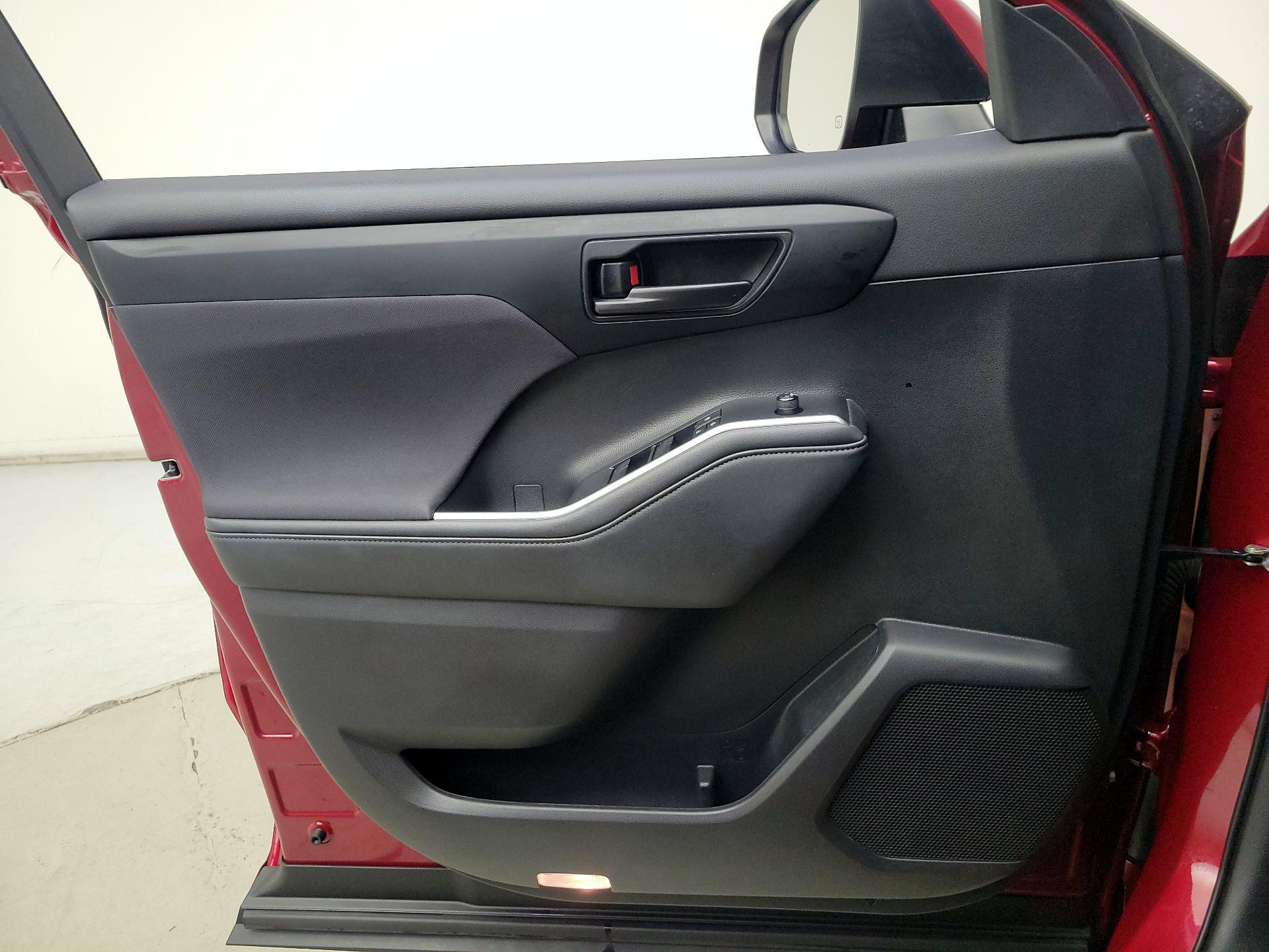 Thumbnail: 2022 Toyota Highlander - 12