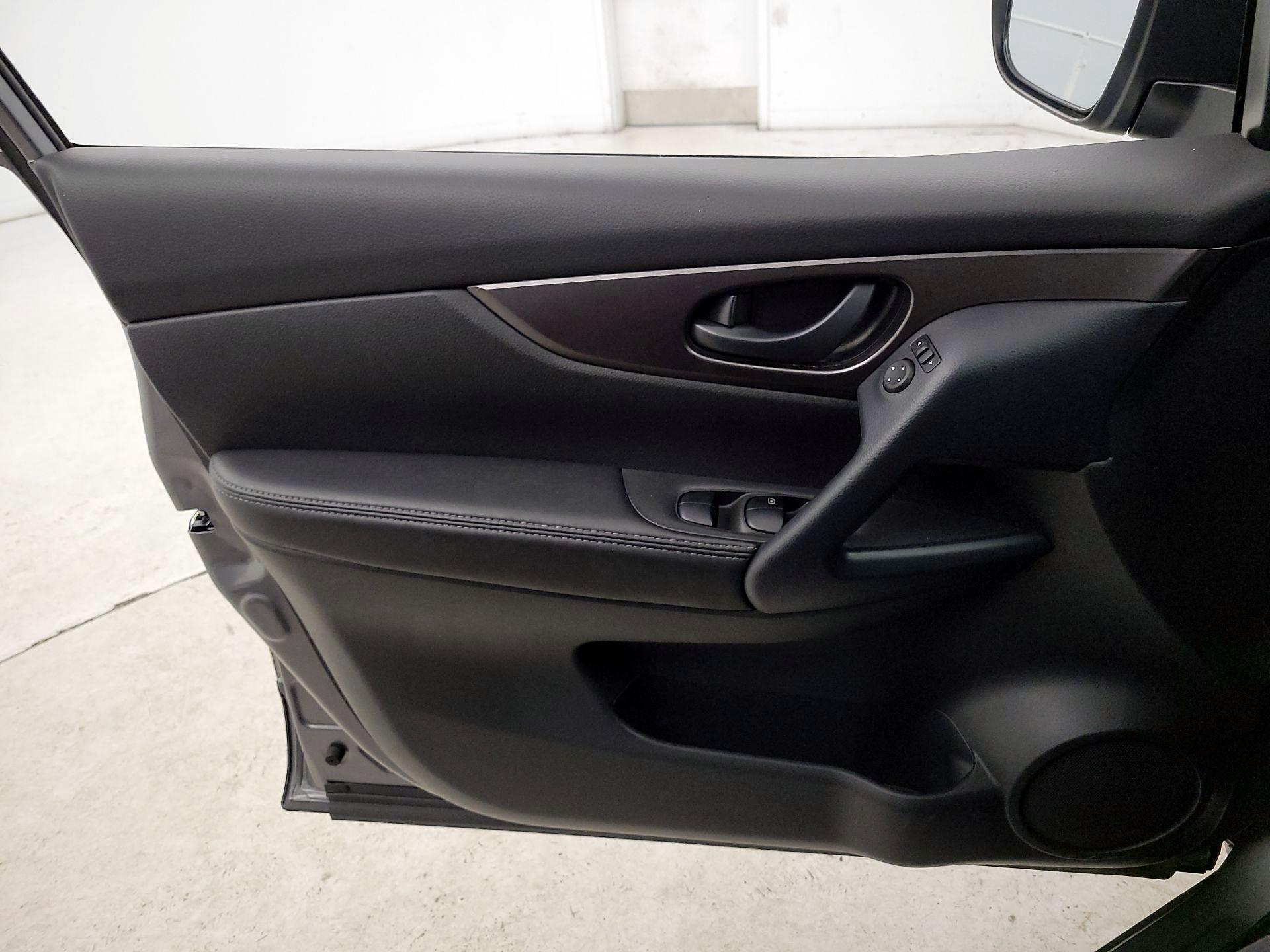 Thumbnail: 2021 Nissan Rogue Sport - 12