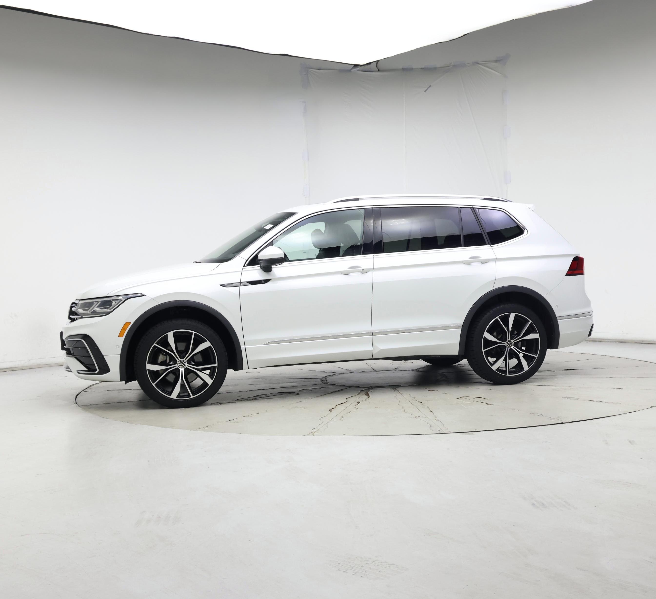 Thumbnail: 2022 Volkswagen Tiguan - 3