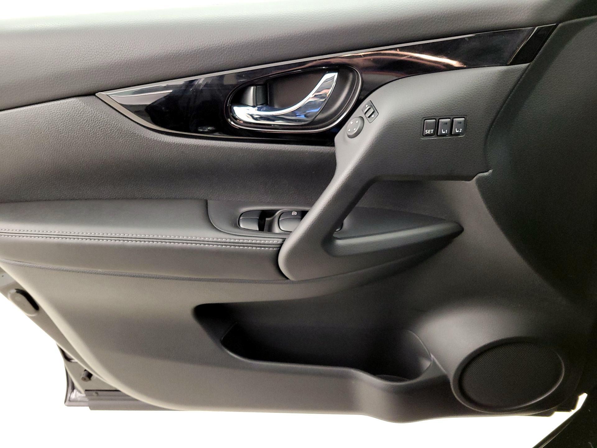 Thumbnail: 2022 Nissan Rogue Sport - 12