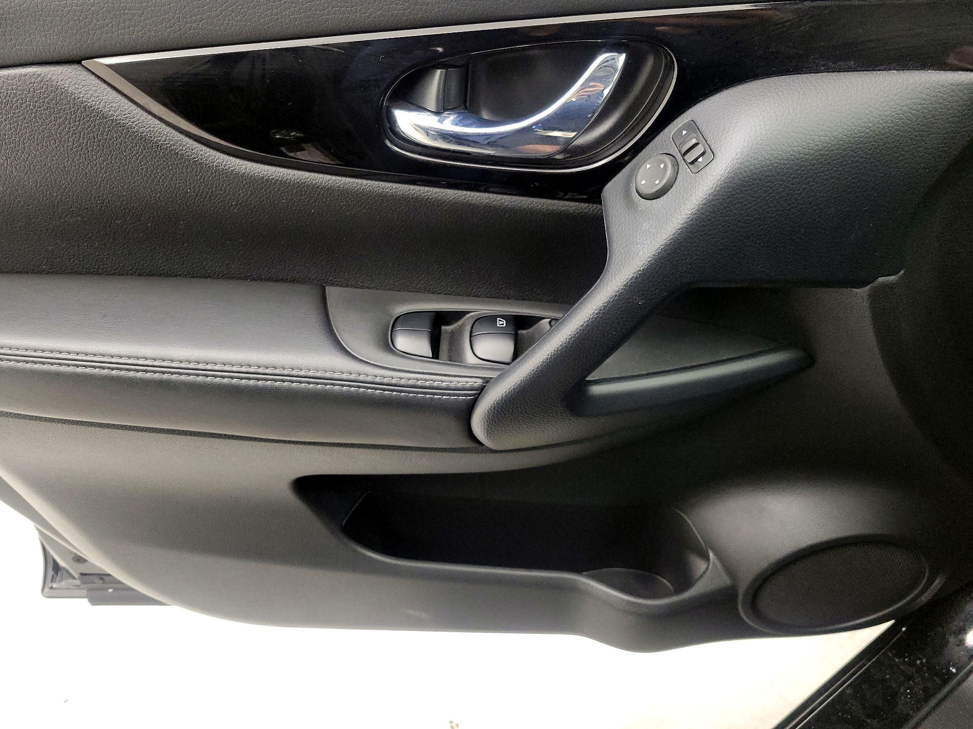 Thumbnail: 2022 Nissan Rogue Sport - 12