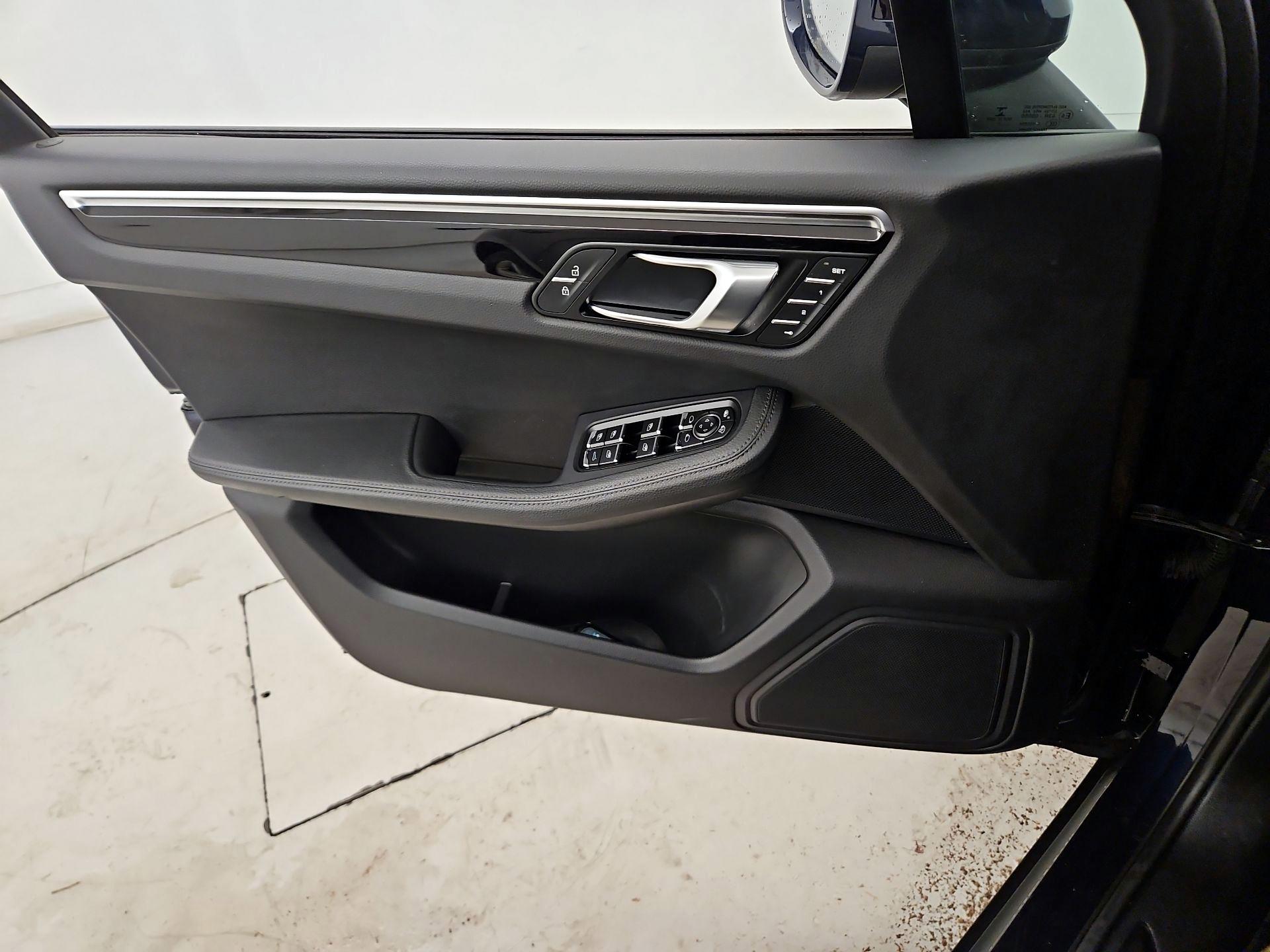 Thumbnail: 2021 Porsche Macan - 12