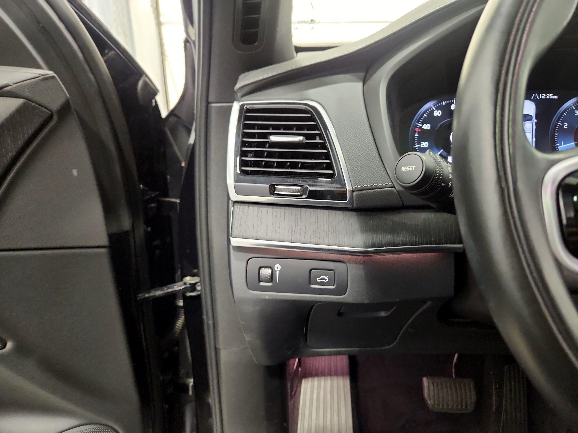 Thumbnail: 2022 Volvo XC90 - 13