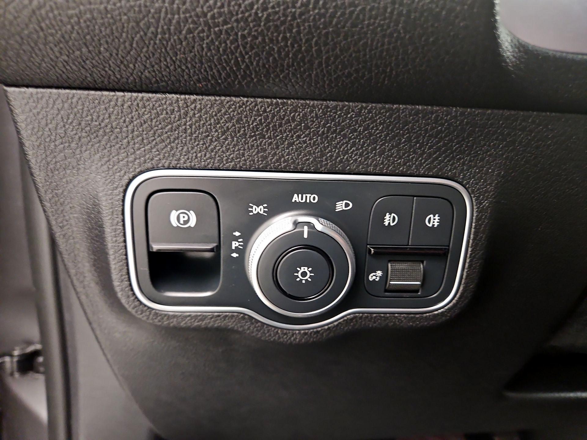 Thumbnail: 2022 Mercedes-Benz GLB - 13