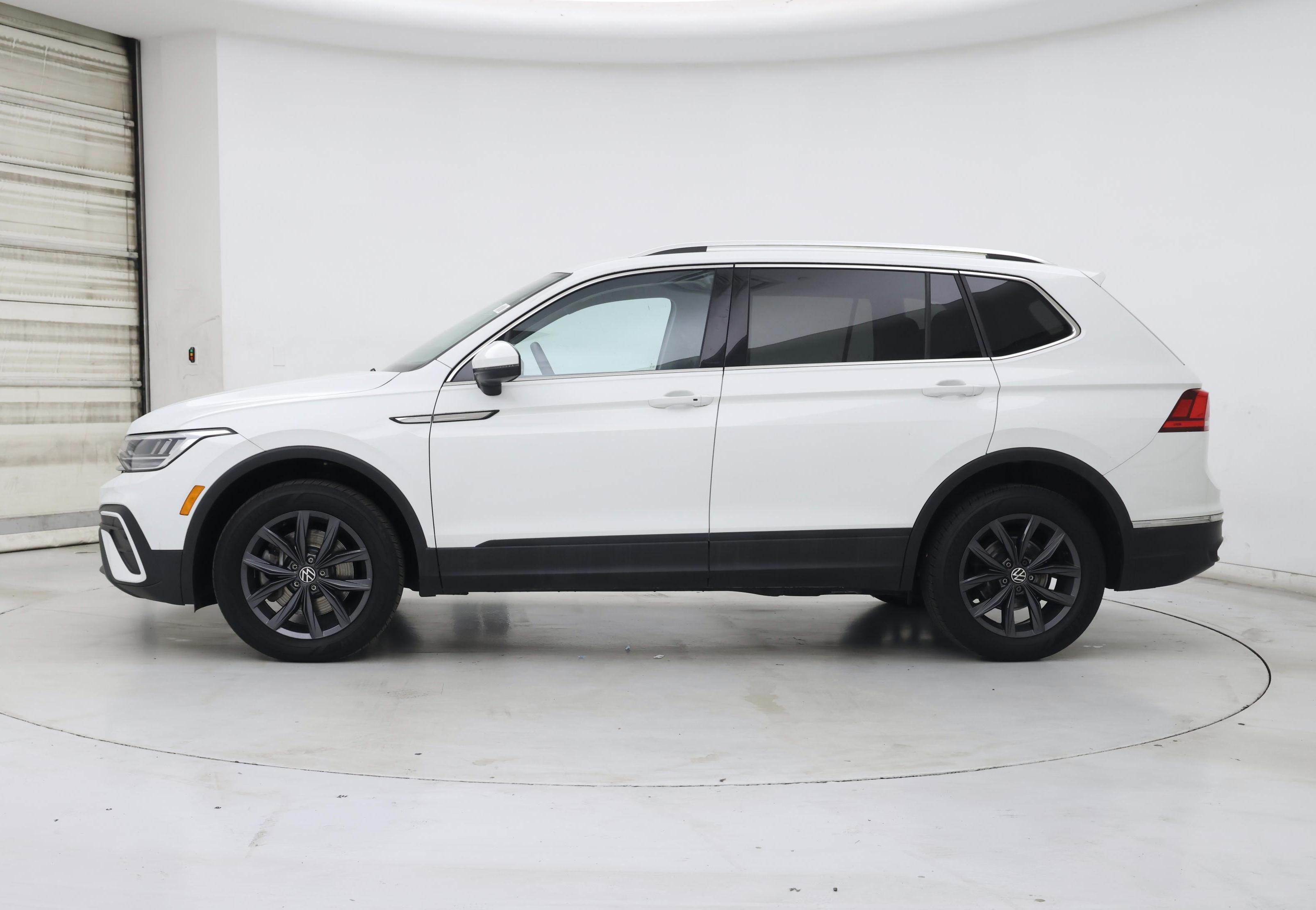 Thumbnail: 2022 Volkswagen Tiguan - 3