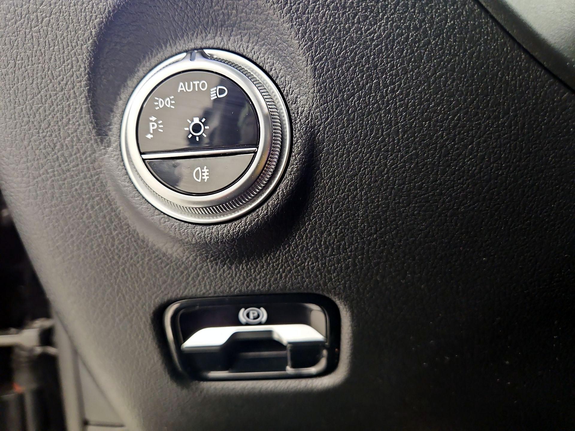 Thumbnail: 2023 Mercedes-Benz C-Class - 13