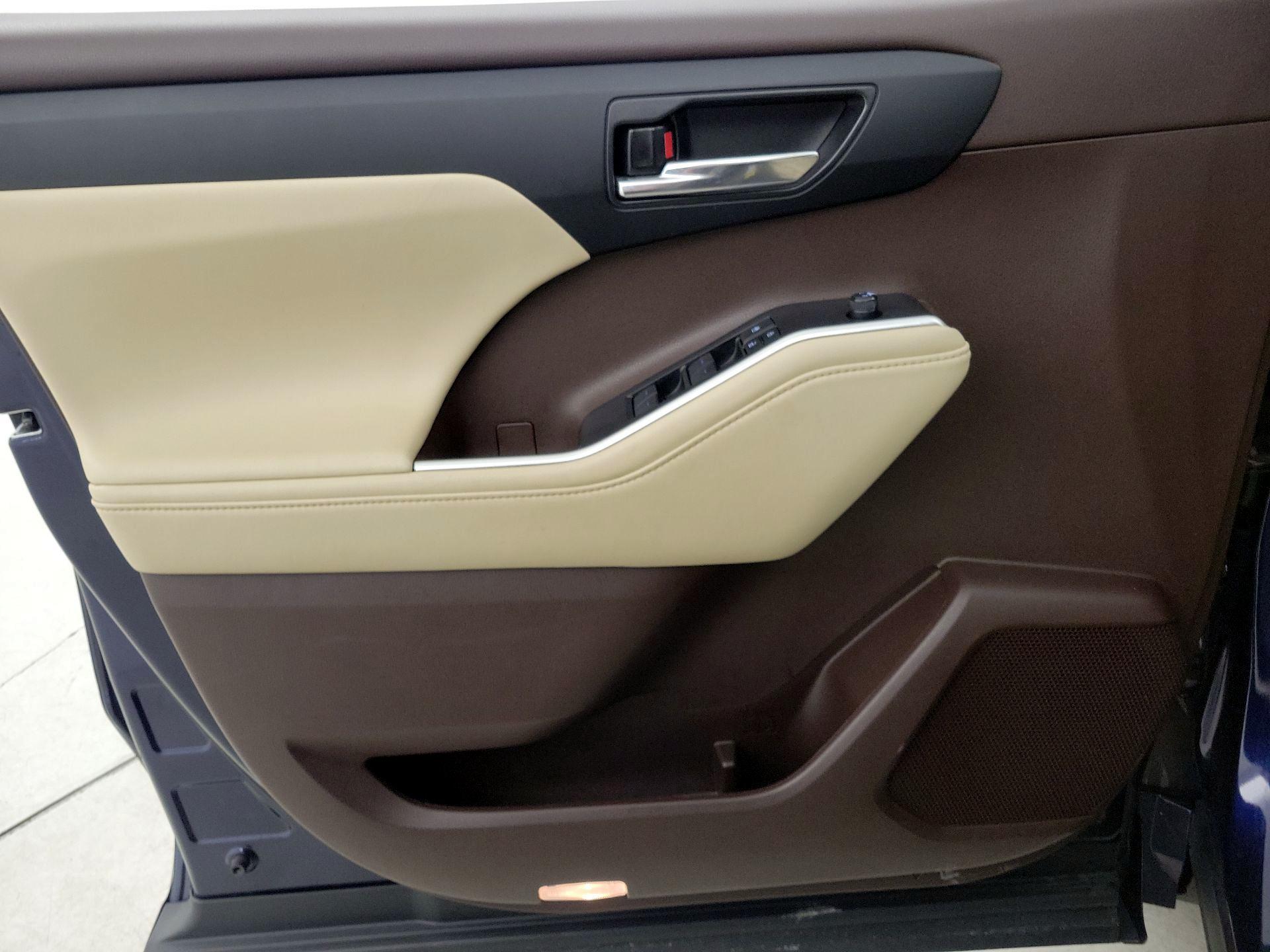 Thumbnail: 2022 Toyota Highlander - 12