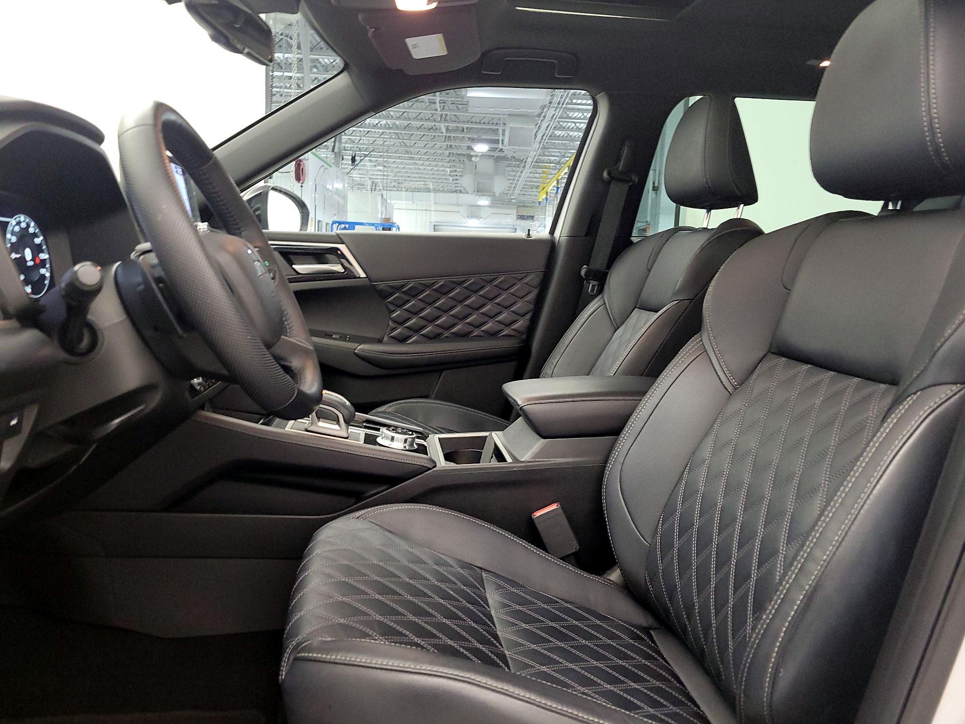 Thumbnail: 2023 Mitsubishi Outlander - 11