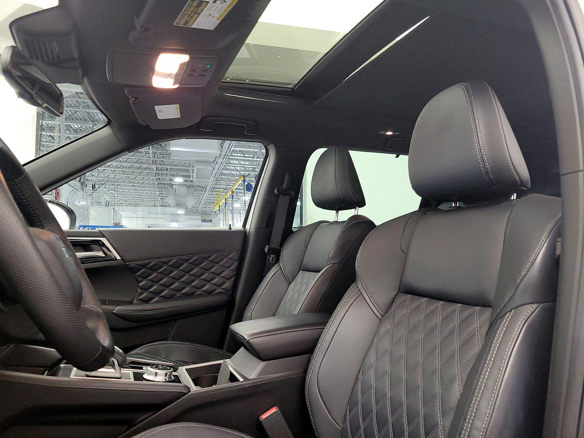 Thumbnail: 2023 Mitsubishi Outlander - 20