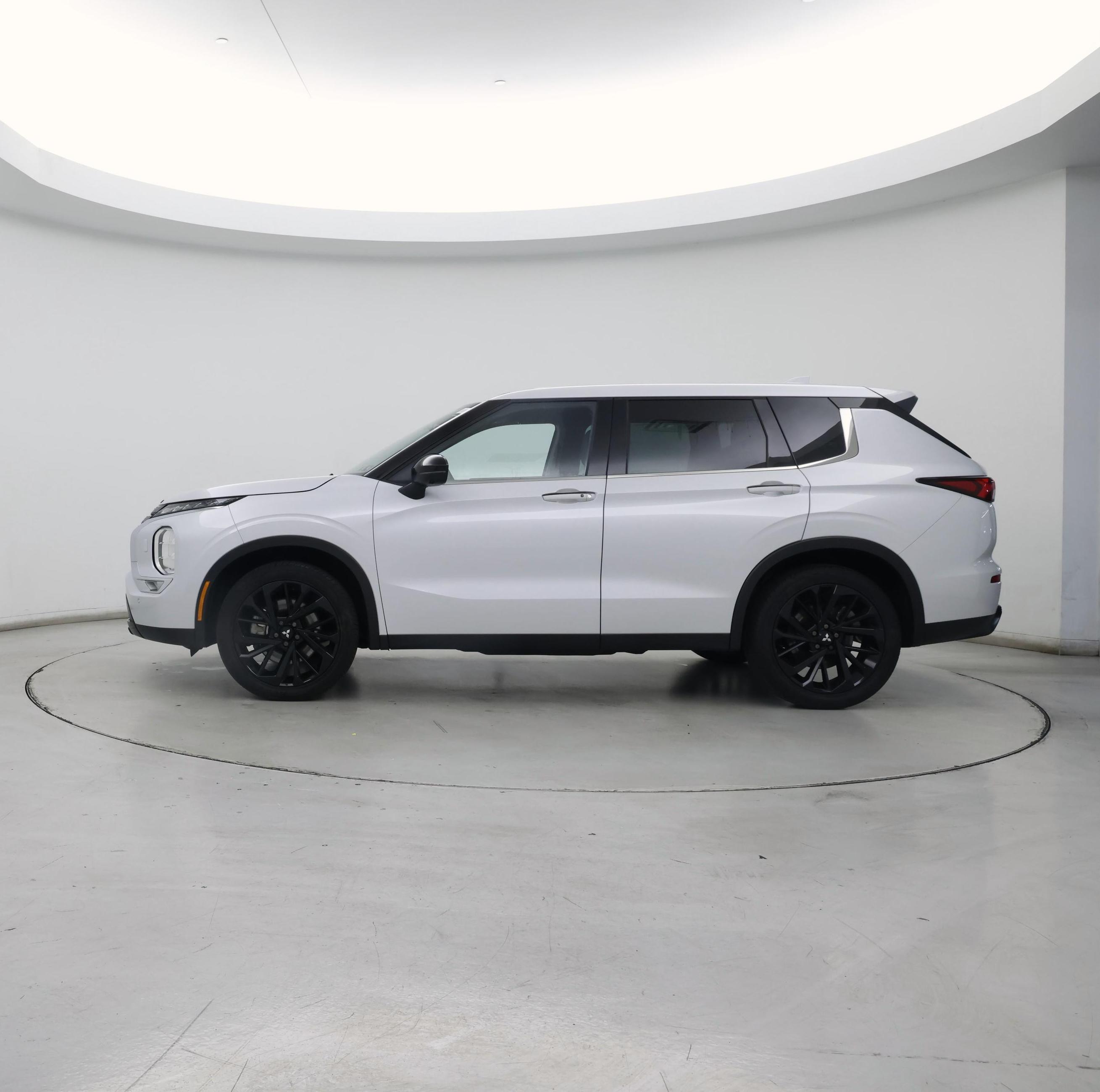 Thumbnail: 2023 Mitsubishi Outlander - 3