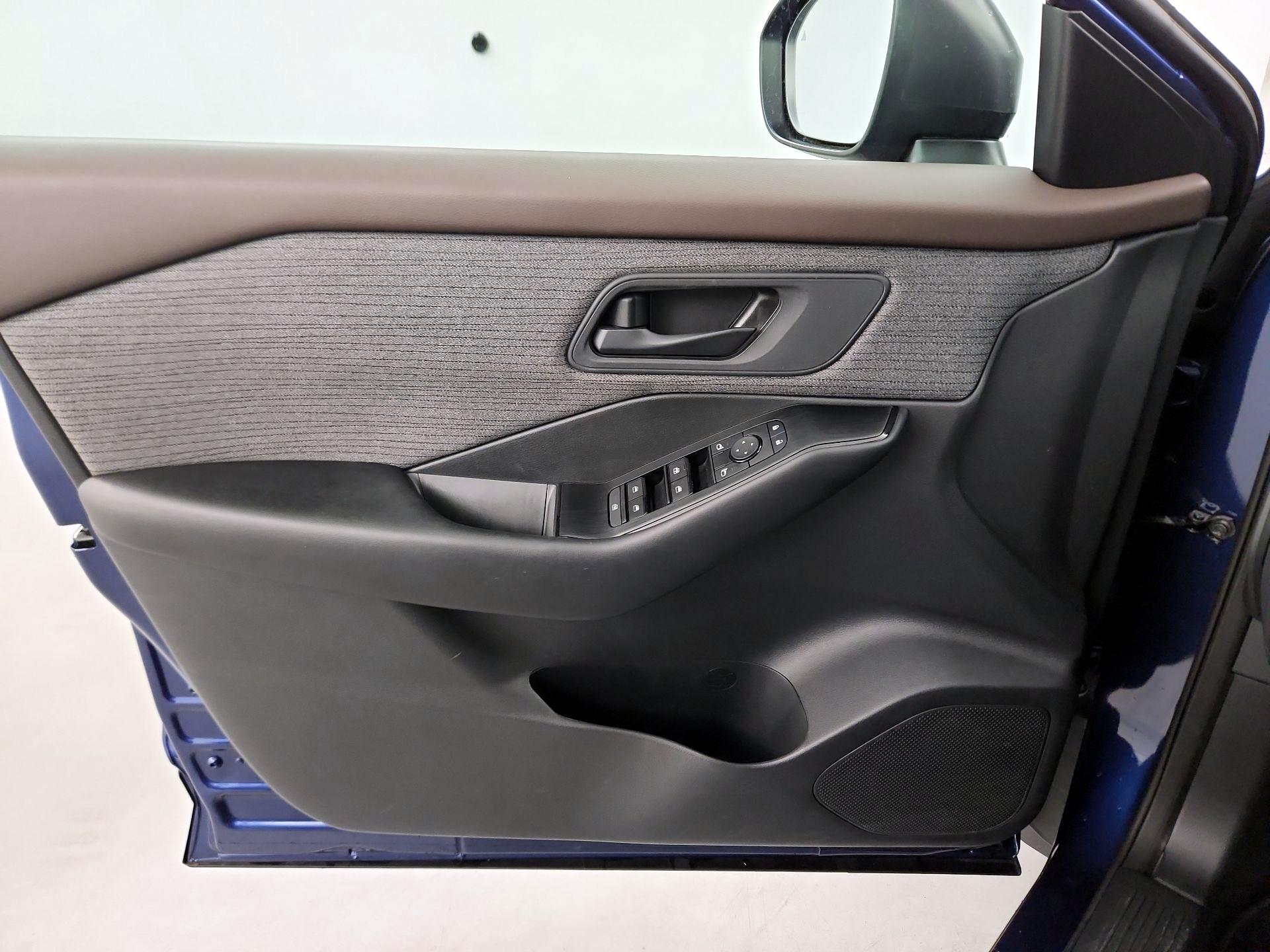 Thumbnail: 2023 Nissan Rogue - 10