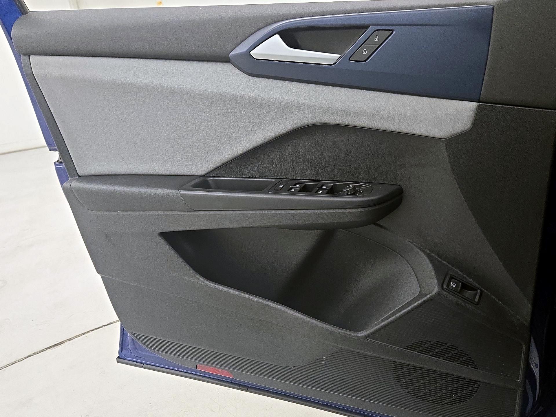 Thumbnail: 2022 Volkswagen Taos - 12