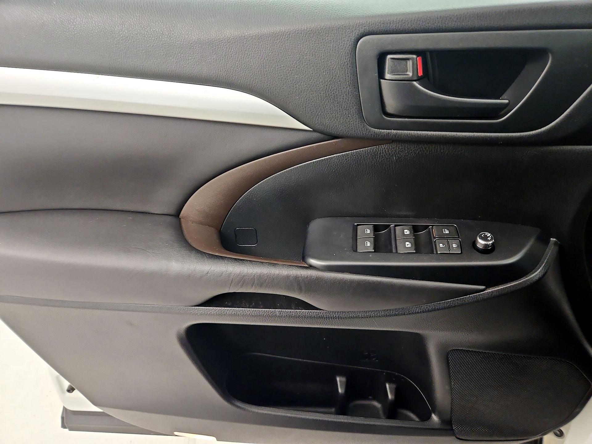 Thumbnail: 2016 Toyota Highlander - 12