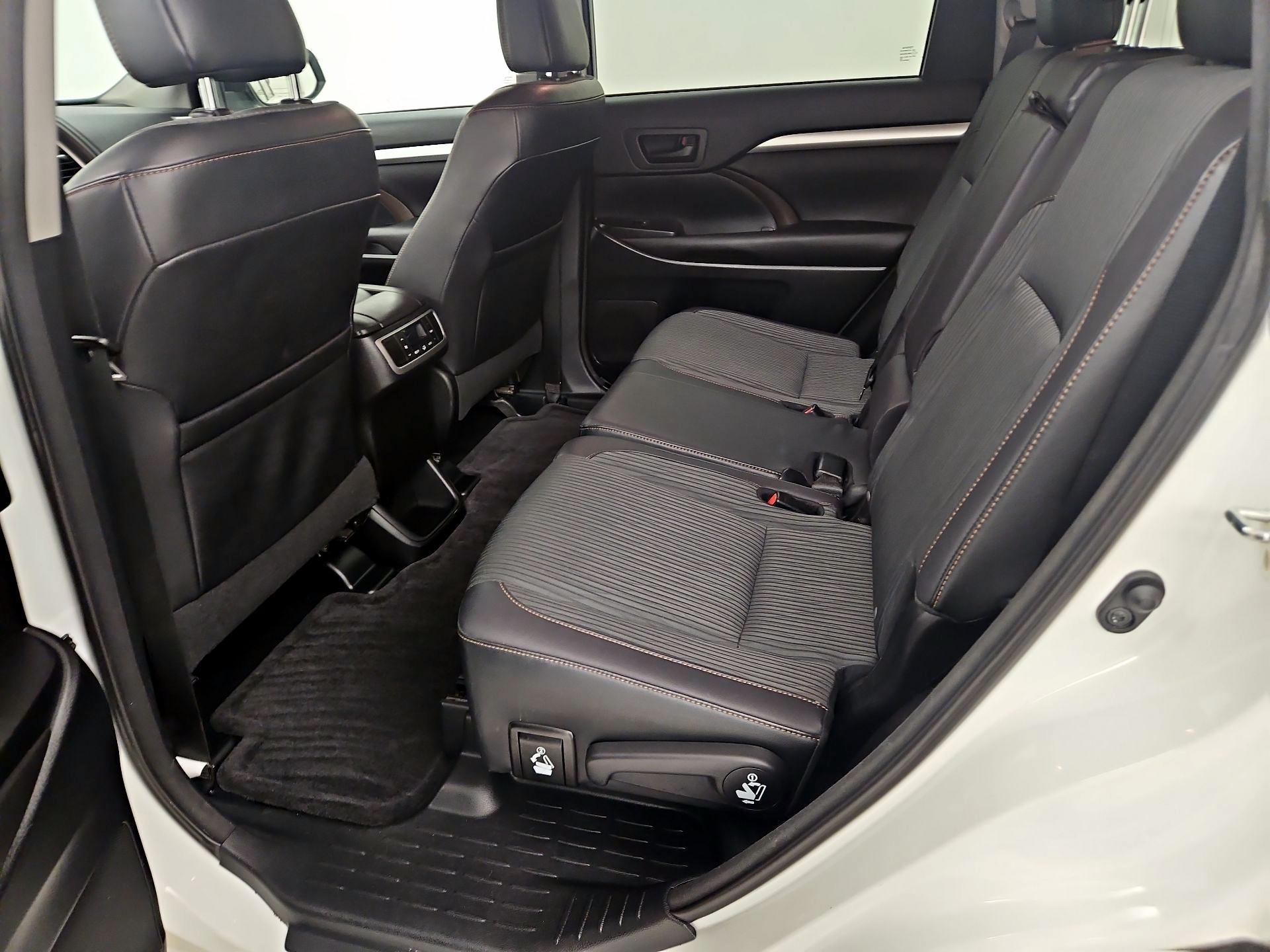 Thumbnail: 2016 Toyota Highlander - 19