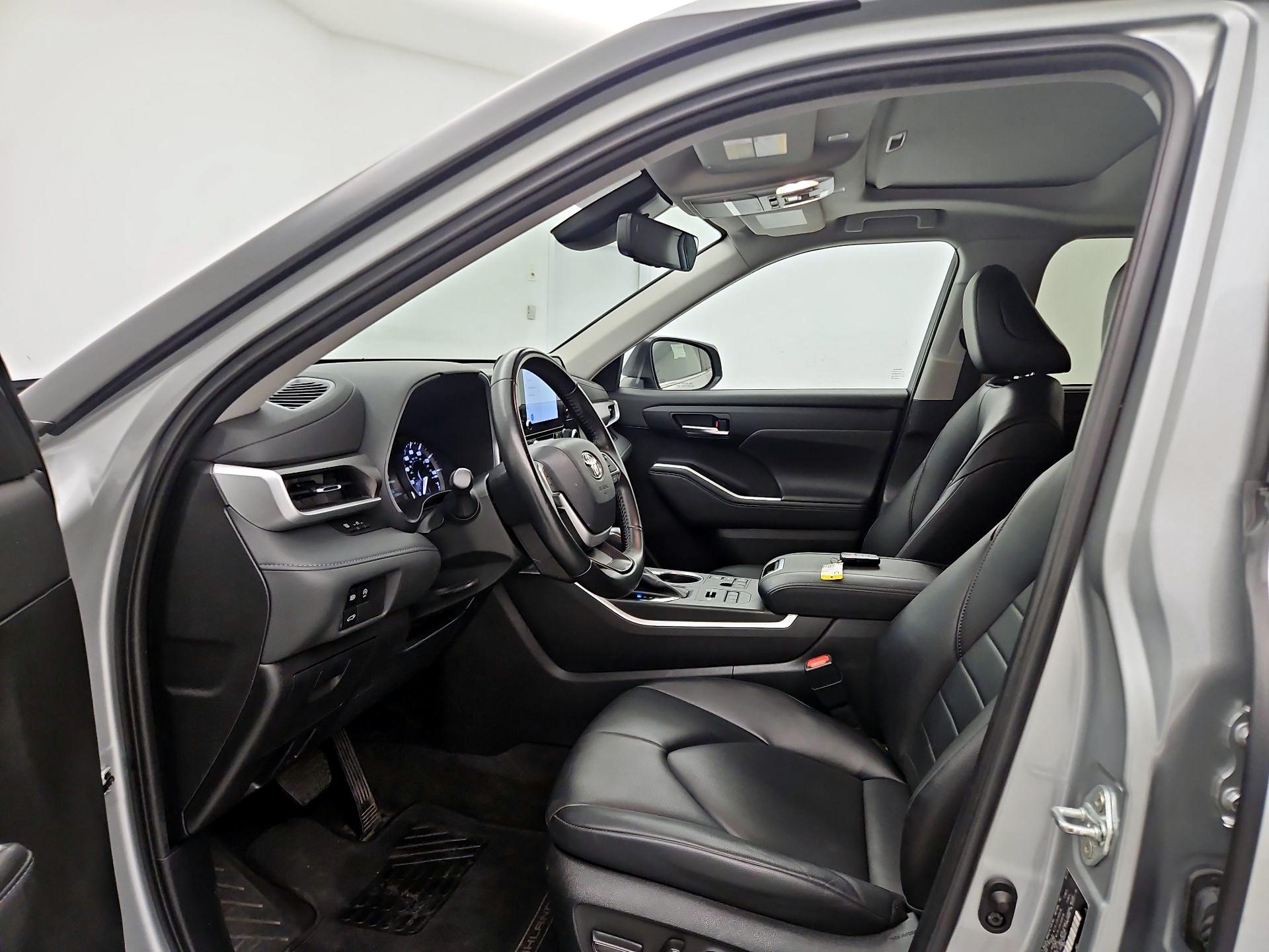 Thumbnail: 2023 Toyota Highlander - 11