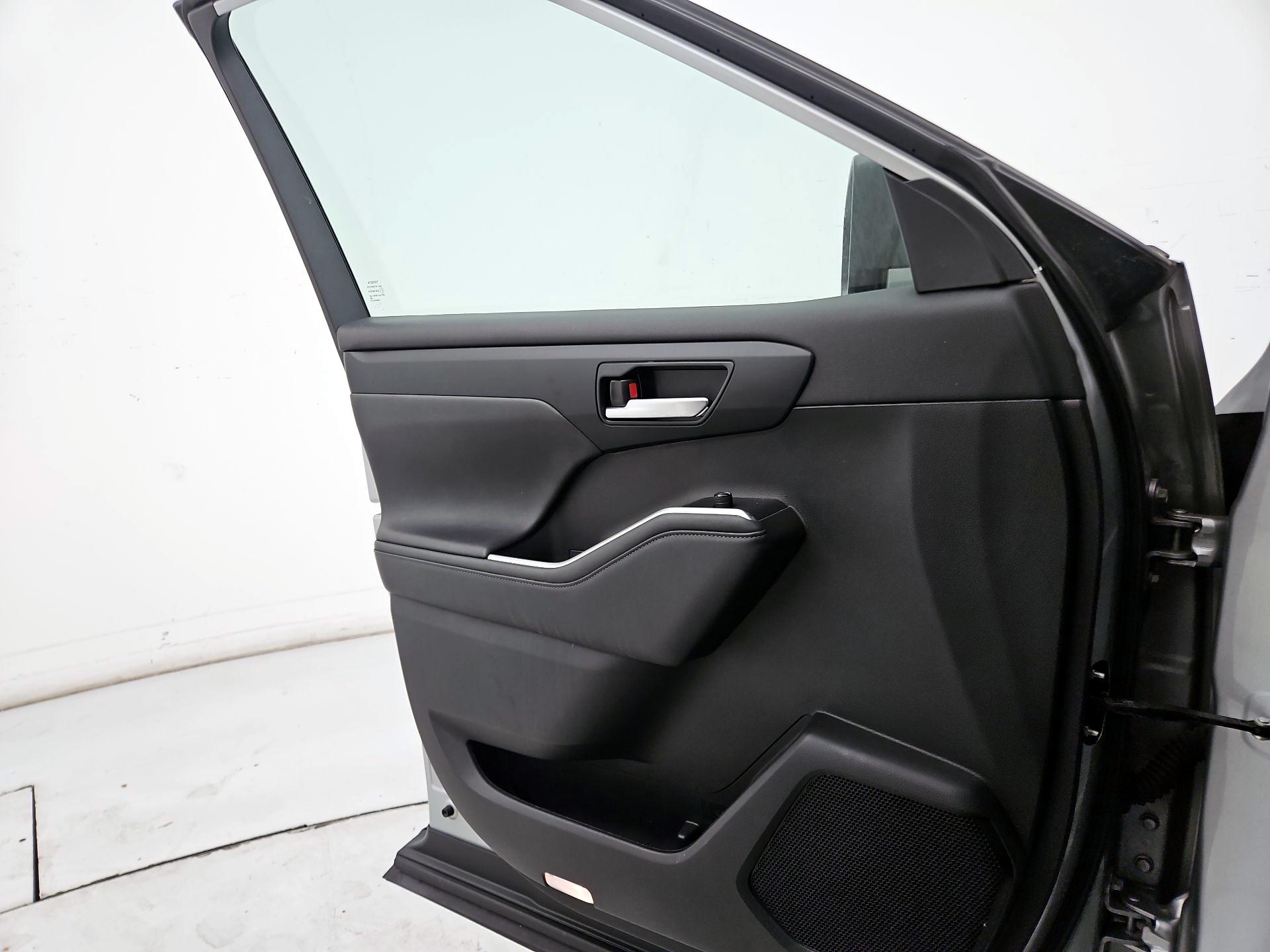 Thumbnail: 2023 Toyota Highlander - 12