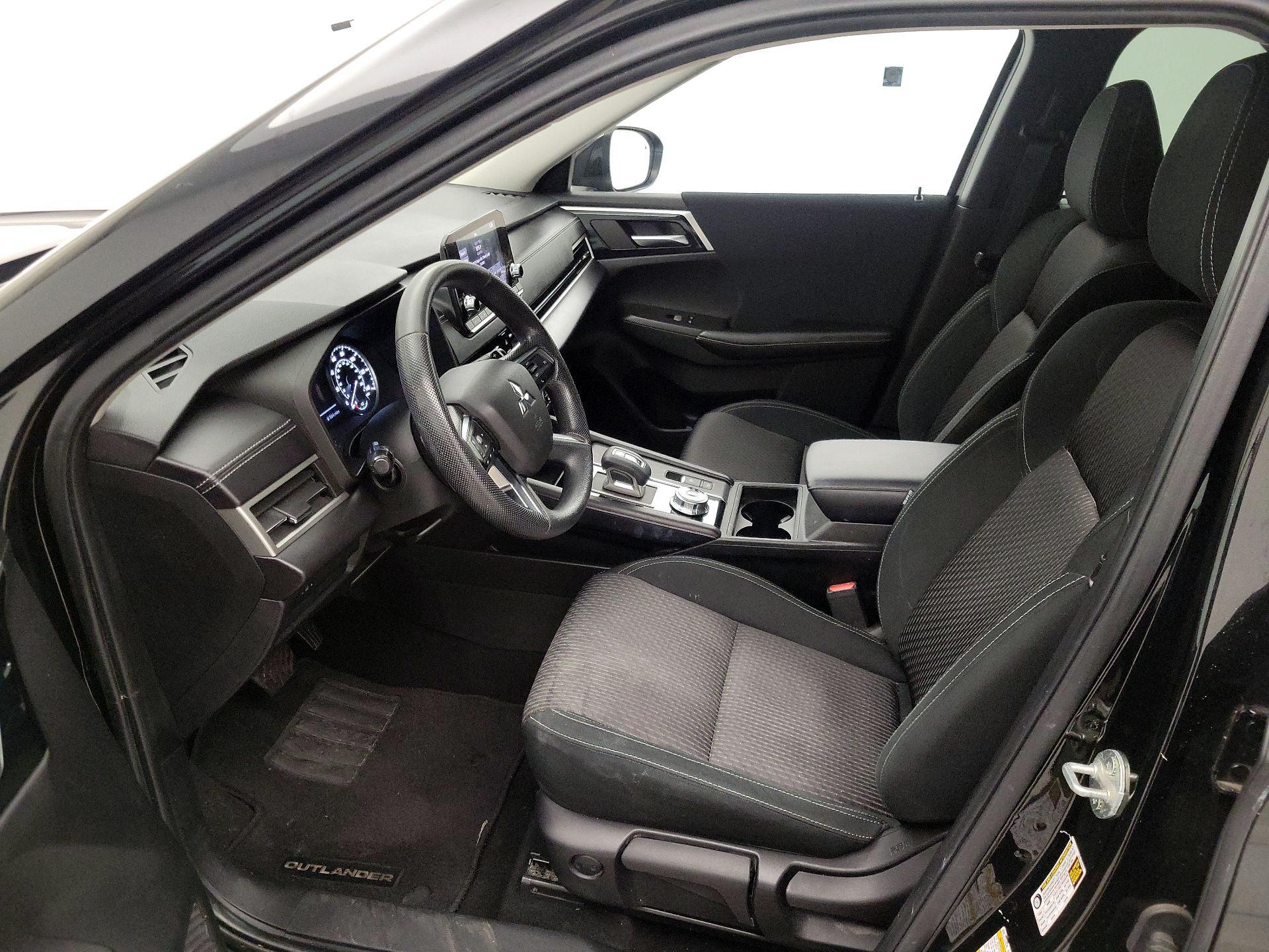 Thumbnail: 2022 Mitsubishi Outlander - 11