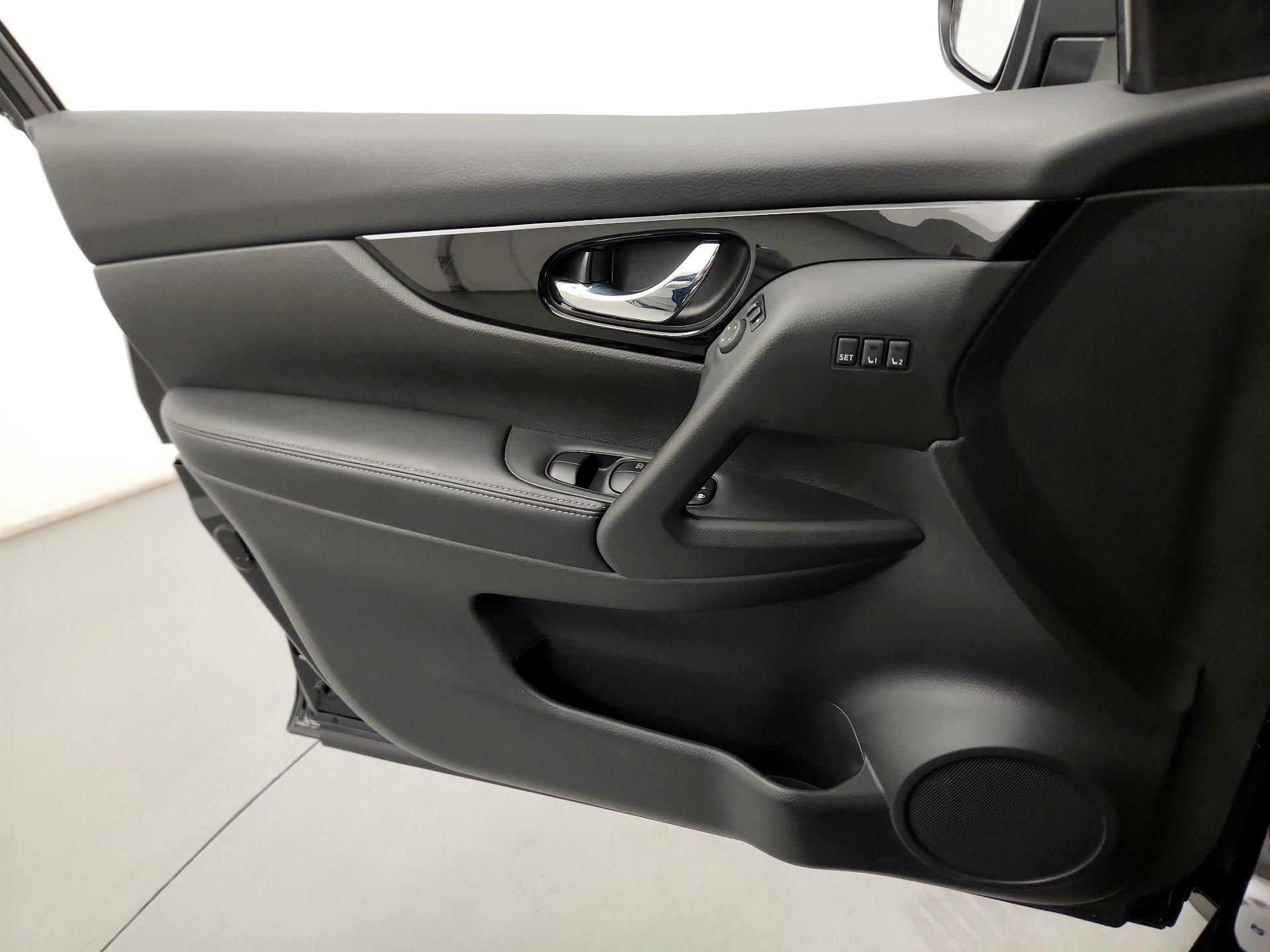 Thumbnail: 2022 Nissan Rogue Sport - 10