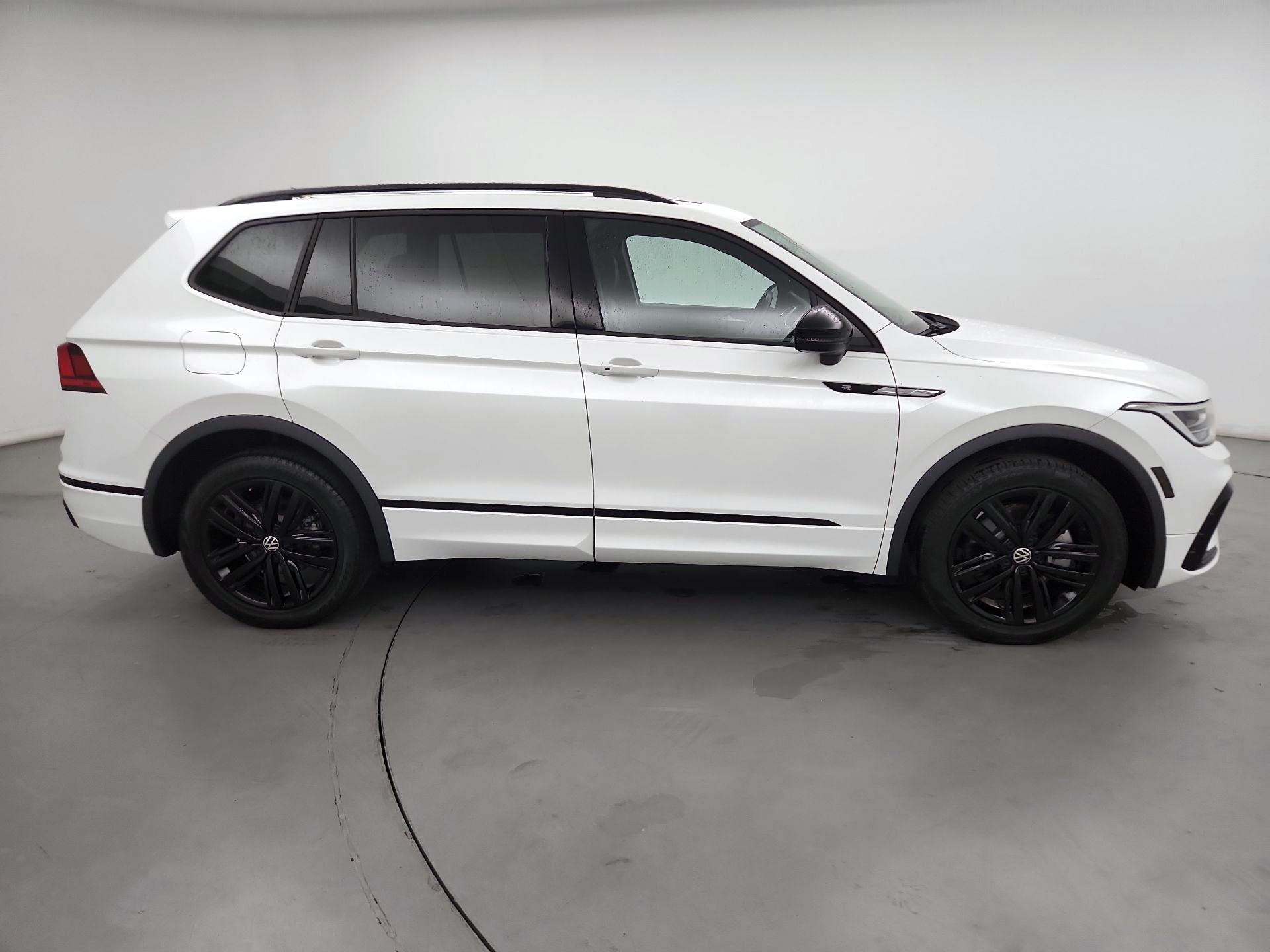 Thumbnail: 2022 Volkswagen Tiguan - 4