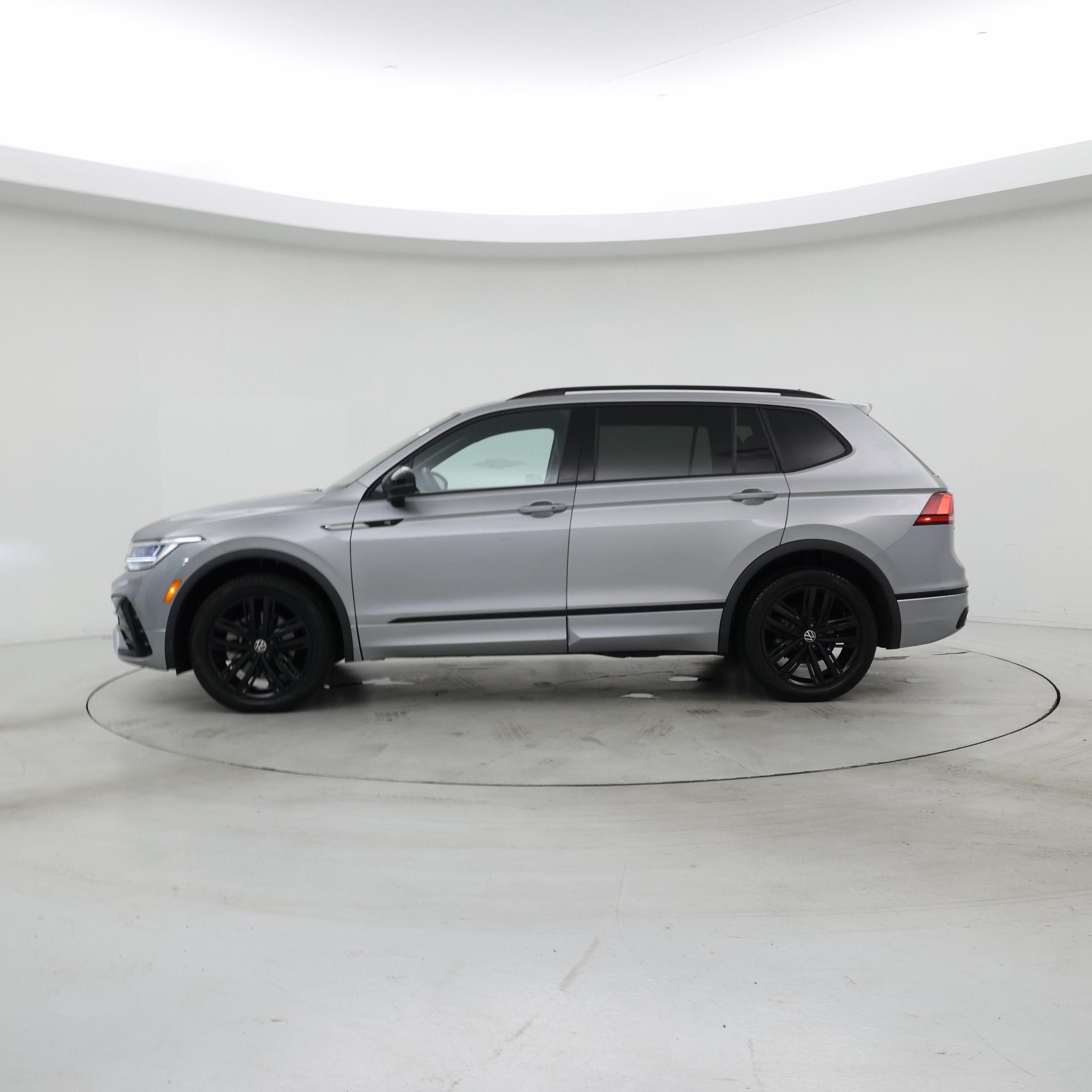 Thumbnail: 2022 Volkswagen Tiguan - 3