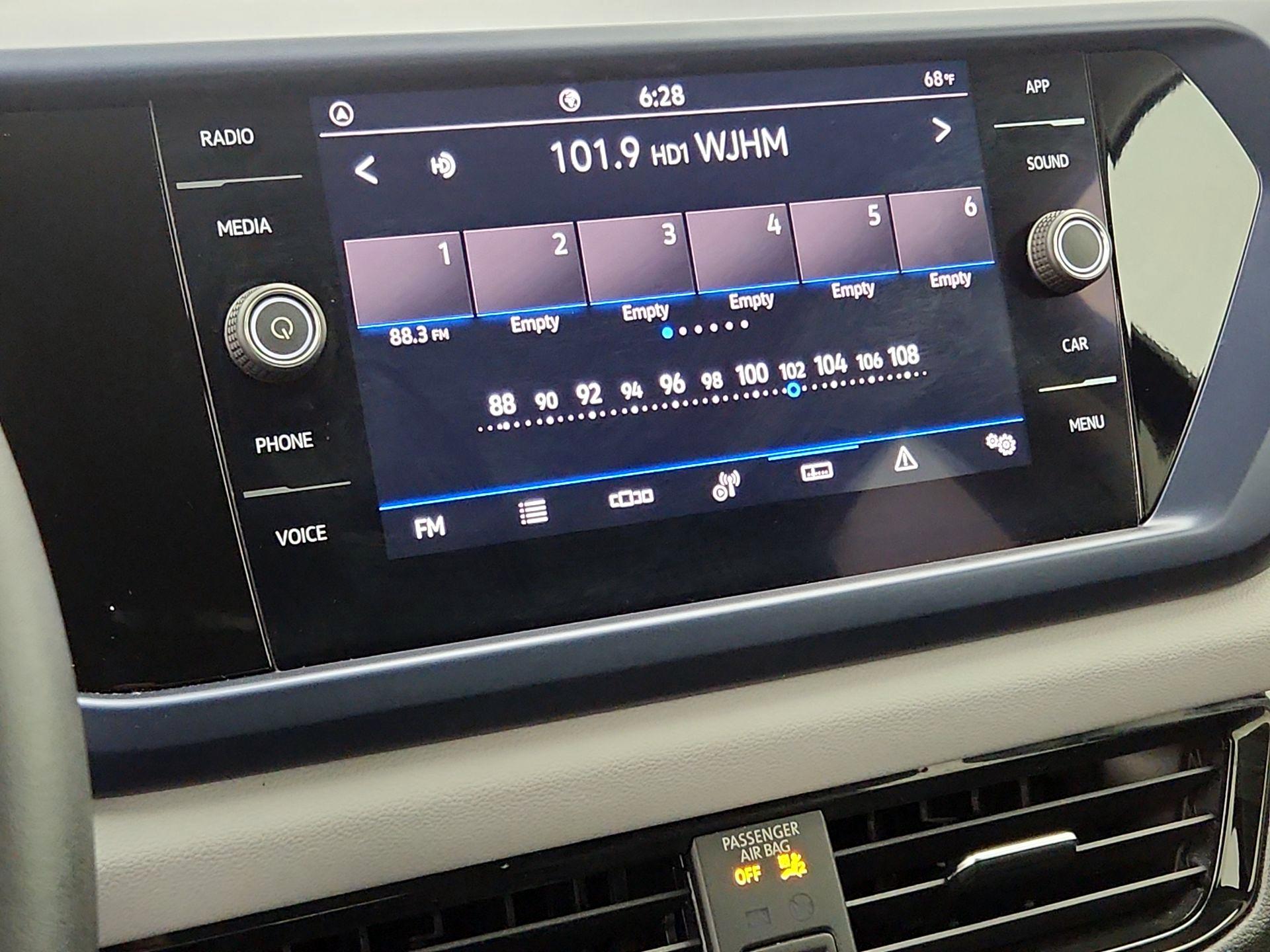 Thumbnail: 2022 Volkswagen Taos - 15