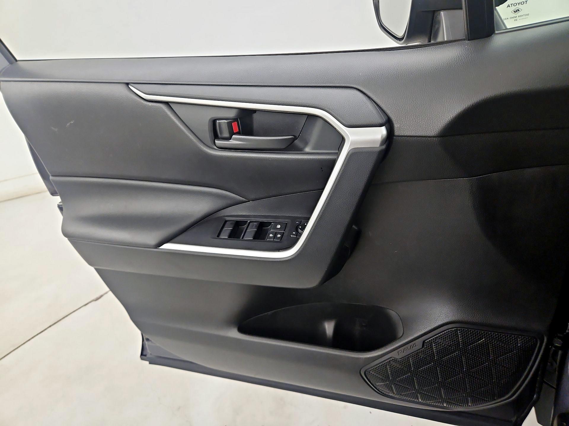 Thumbnail: 2020 Toyota RAV4 - 12