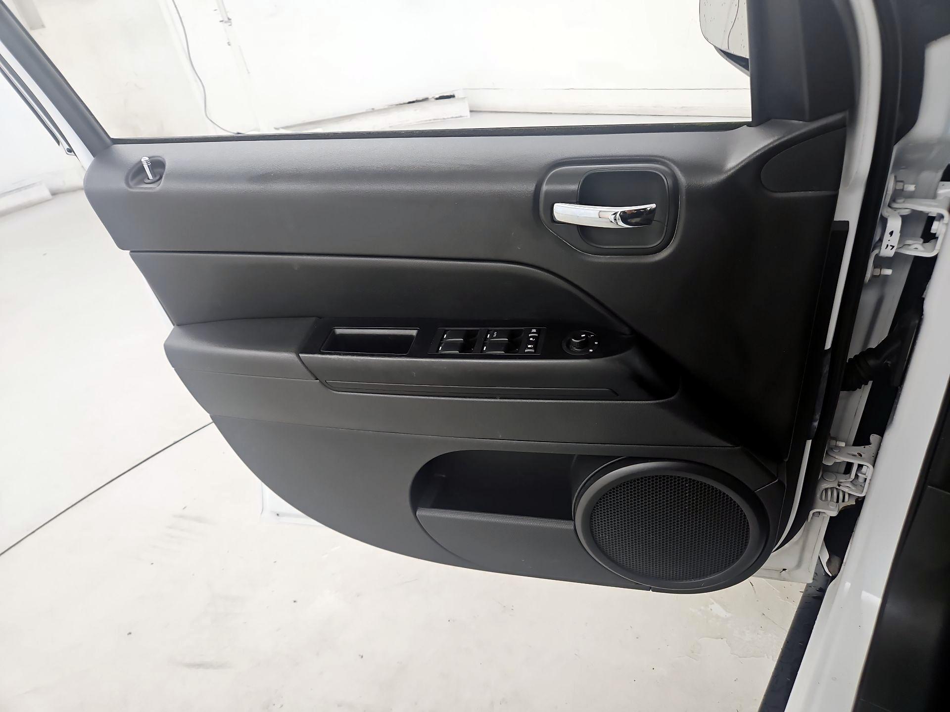 Thumbnail: 2016 Jeep Compass - 12