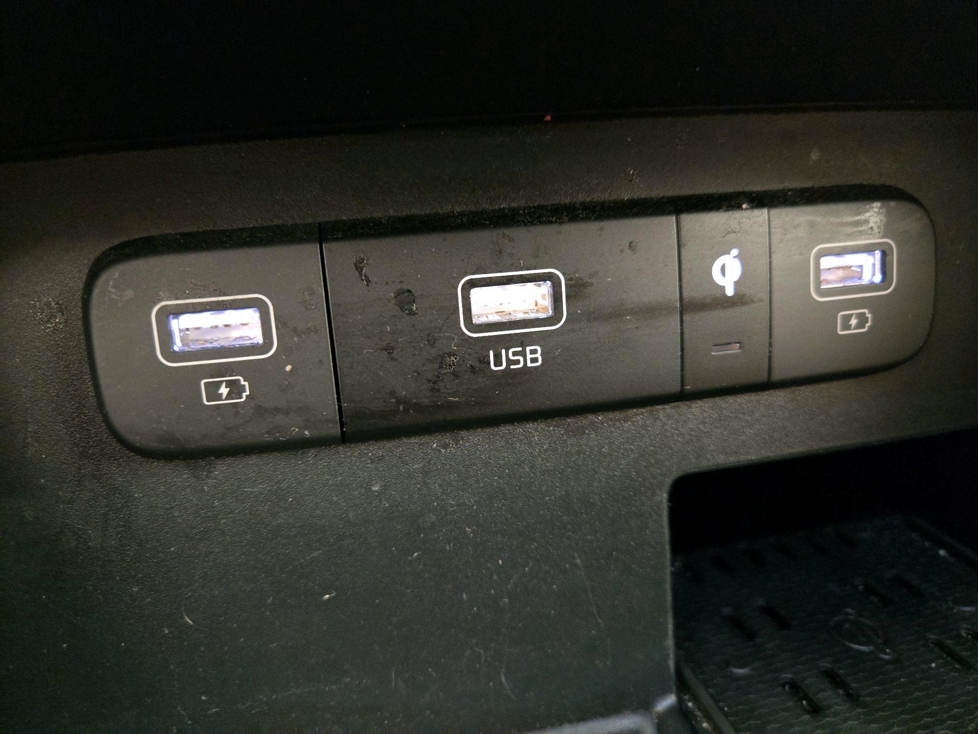 Thumbnail: 2023 Kia Carnival - 19