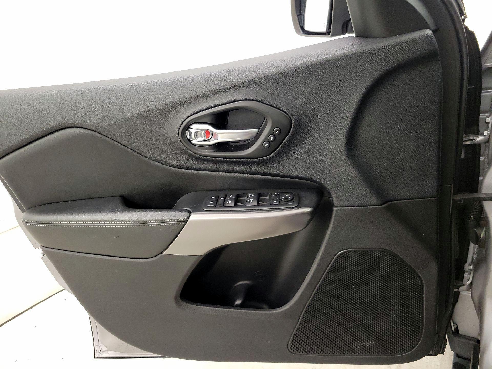 Thumbnail: 2020 Jeep Cherokee - 12