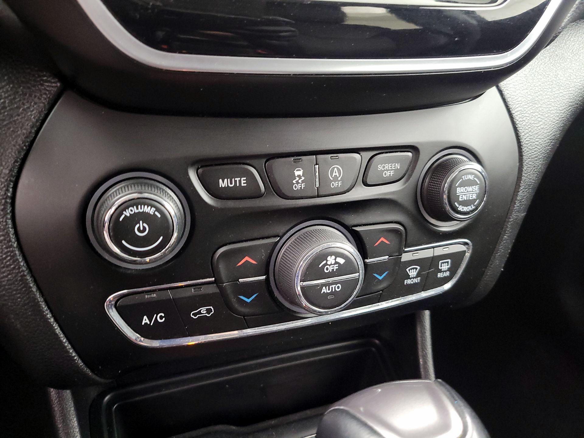 Thumbnail: 2020 Jeep Cherokee - 16