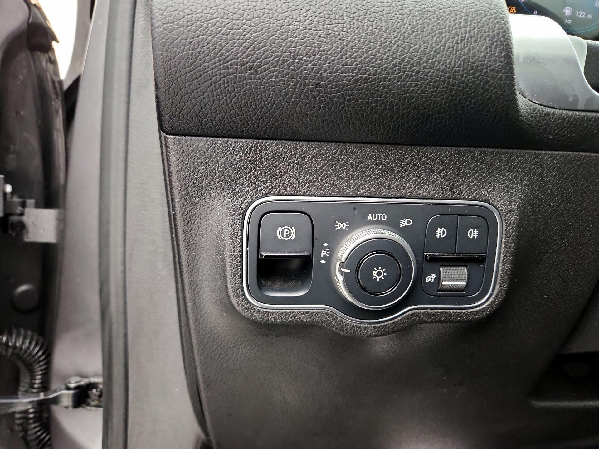 Thumbnail: 2021 Mercedes-Benz GLB - 13