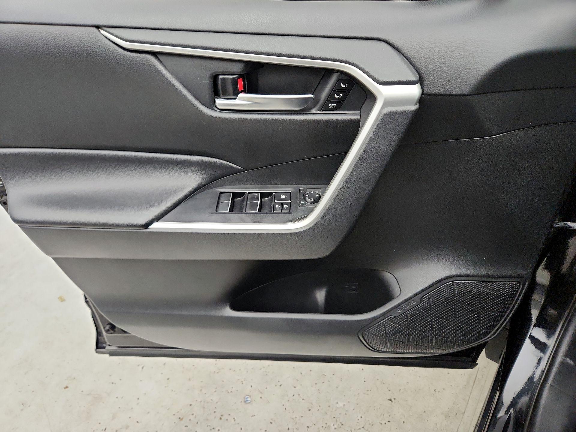 Thumbnail: 2020 Toyota RAV4 - 12