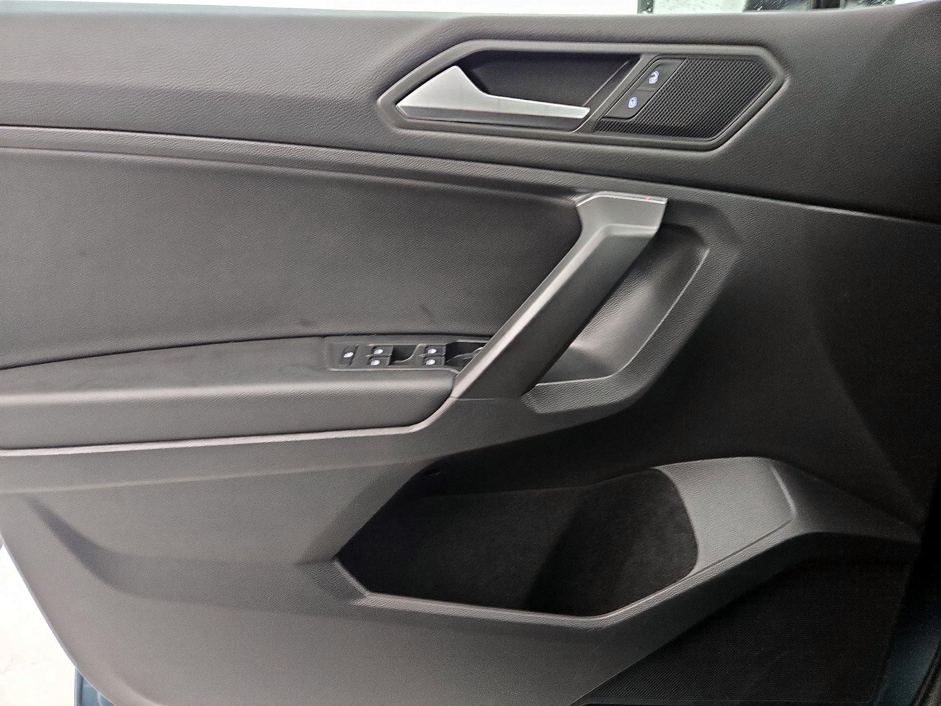 Thumbnail: 2021 Volkswagen Tiguan - 12