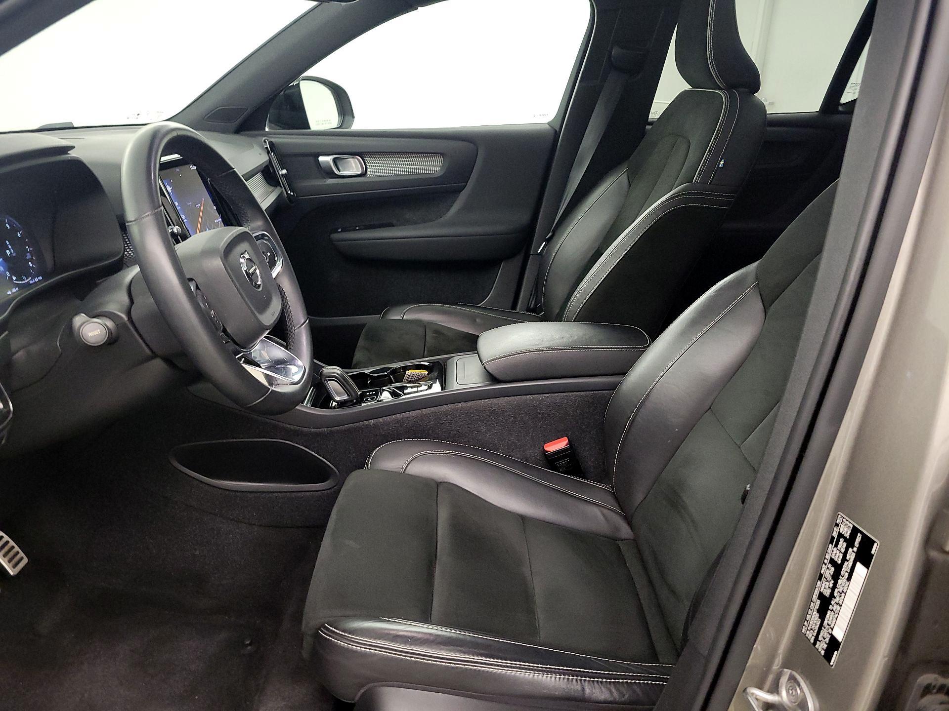 Thumbnail: 2022 Volvo XC40 - 11