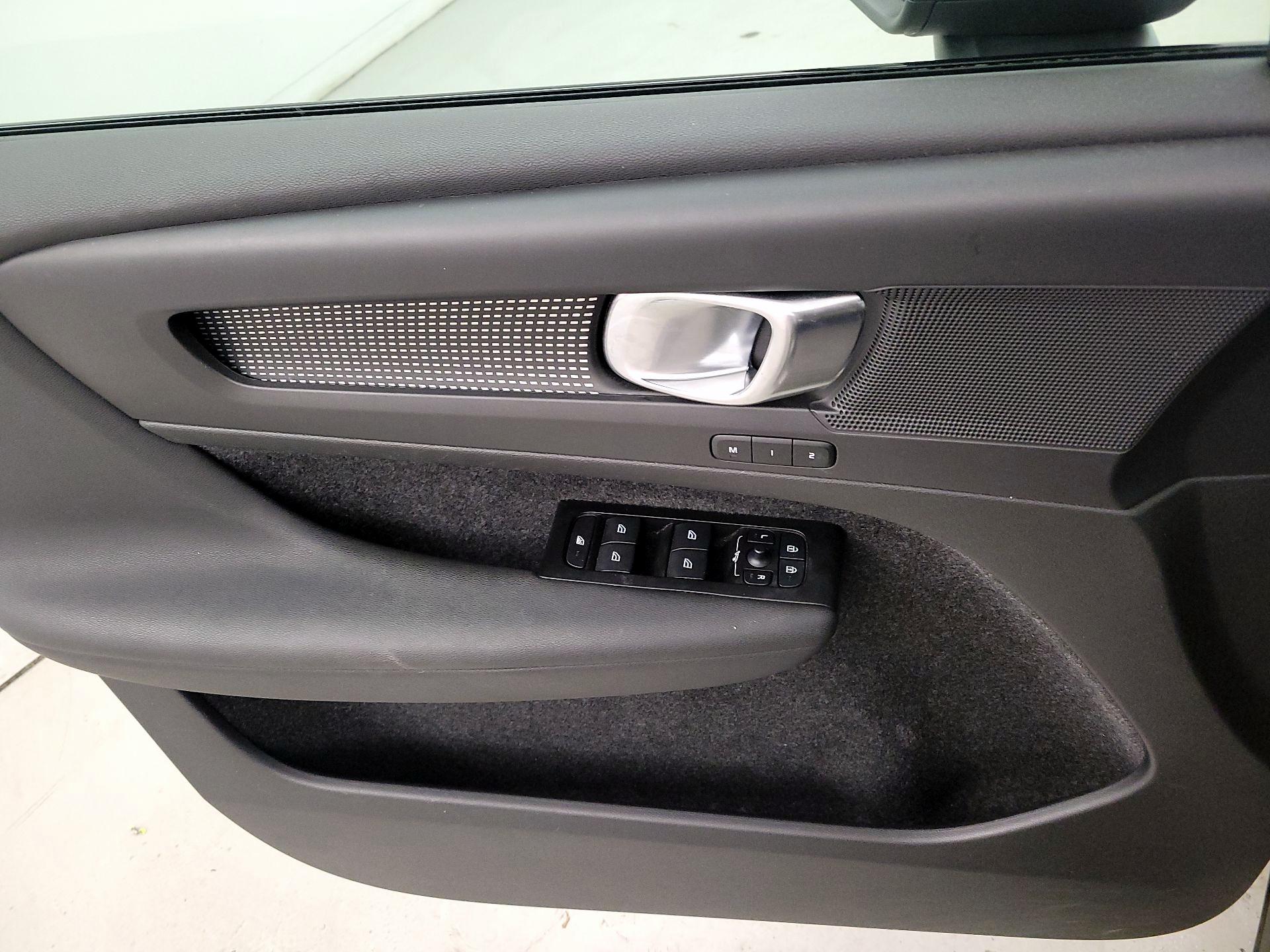 Thumbnail: 2022 Volvo XC40 - 12