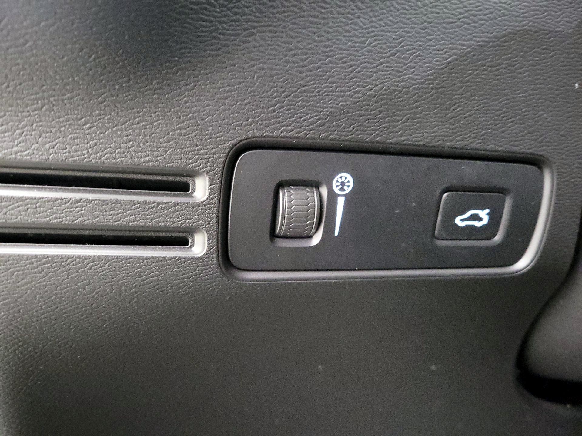 Thumbnail: 2022 Volvo XC40 - 13