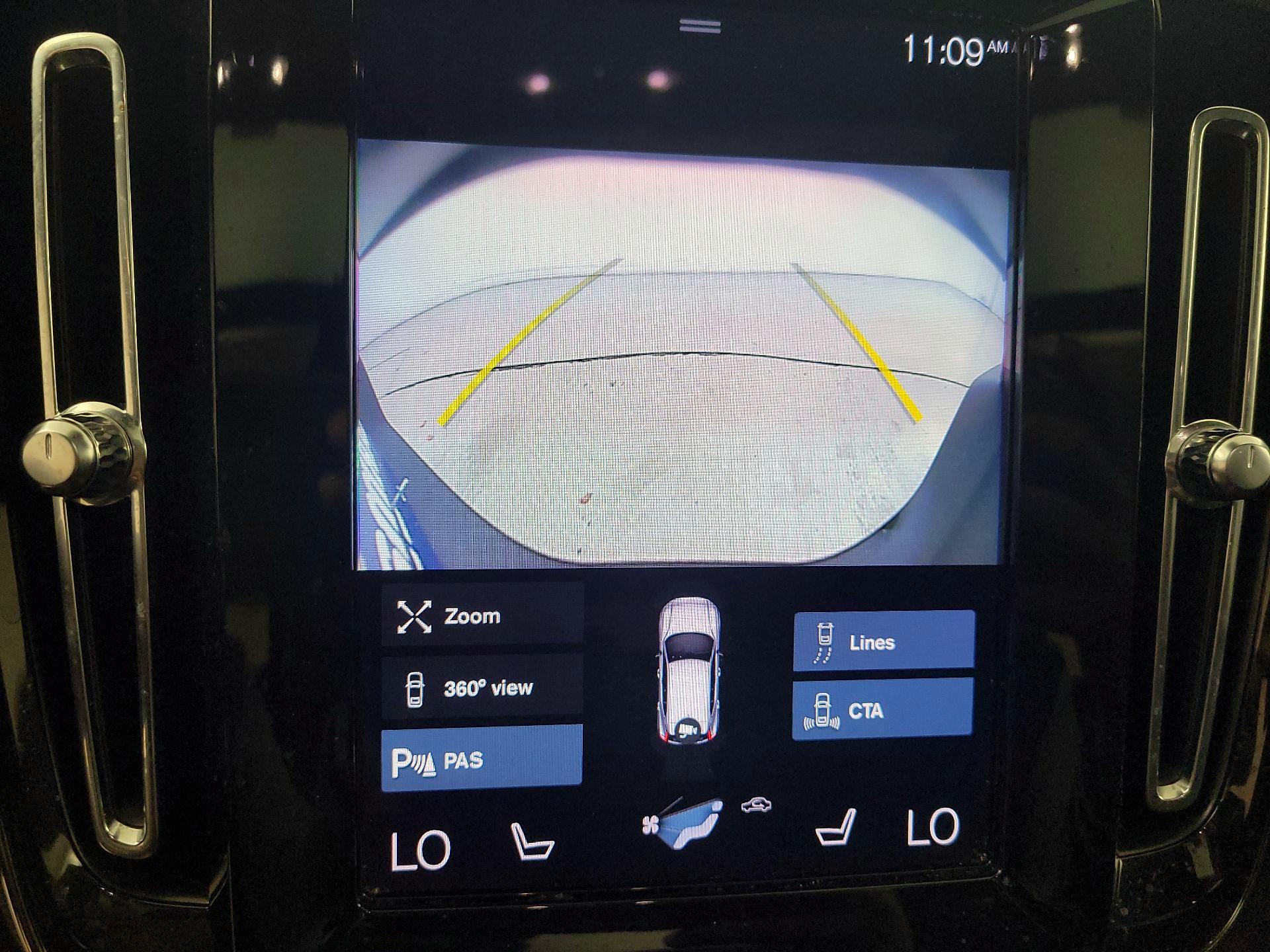 Thumbnail: 2022 Volvo XC40 - 15