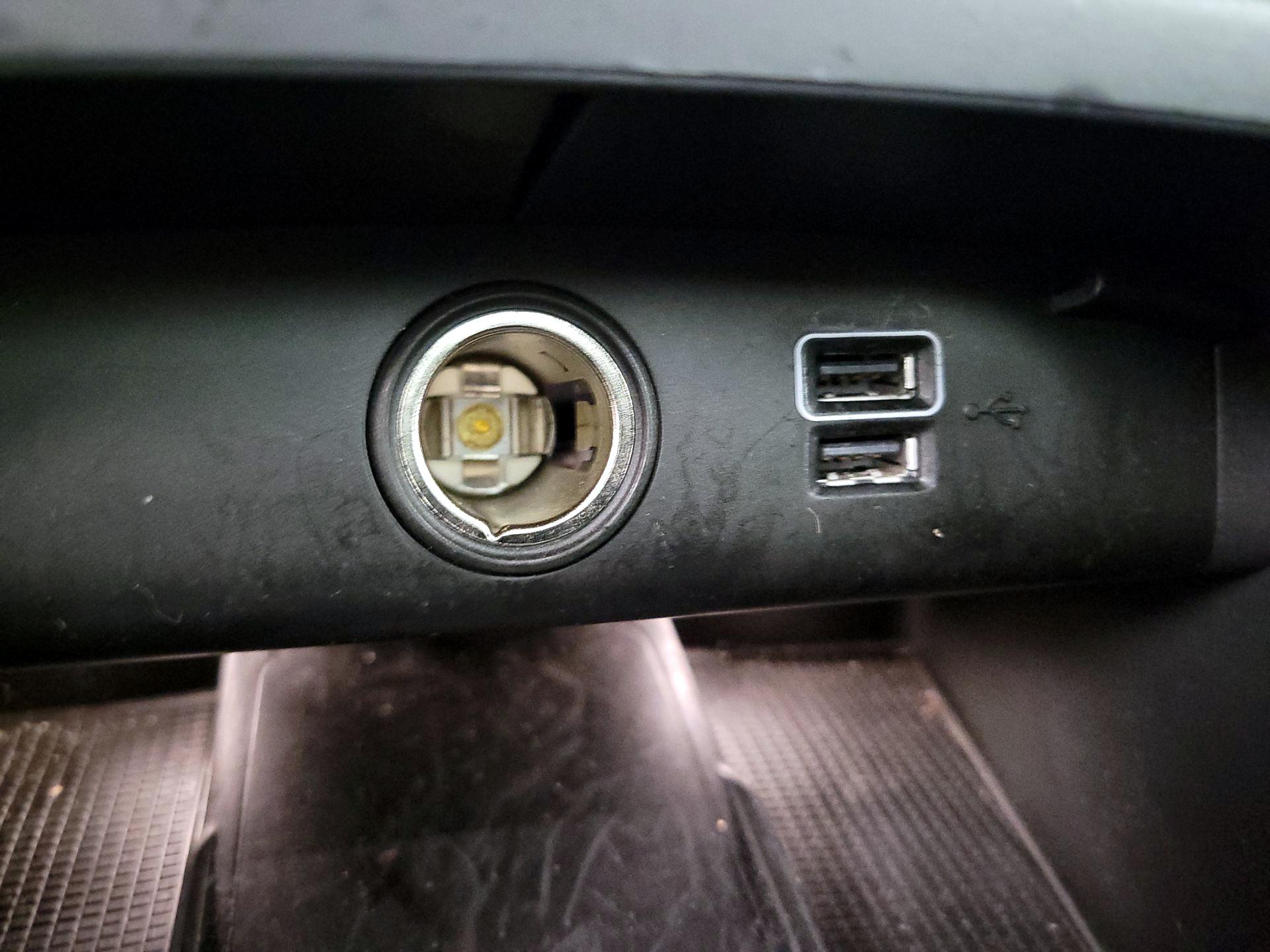 Thumbnail: 2022 Volvo XC40 - 19