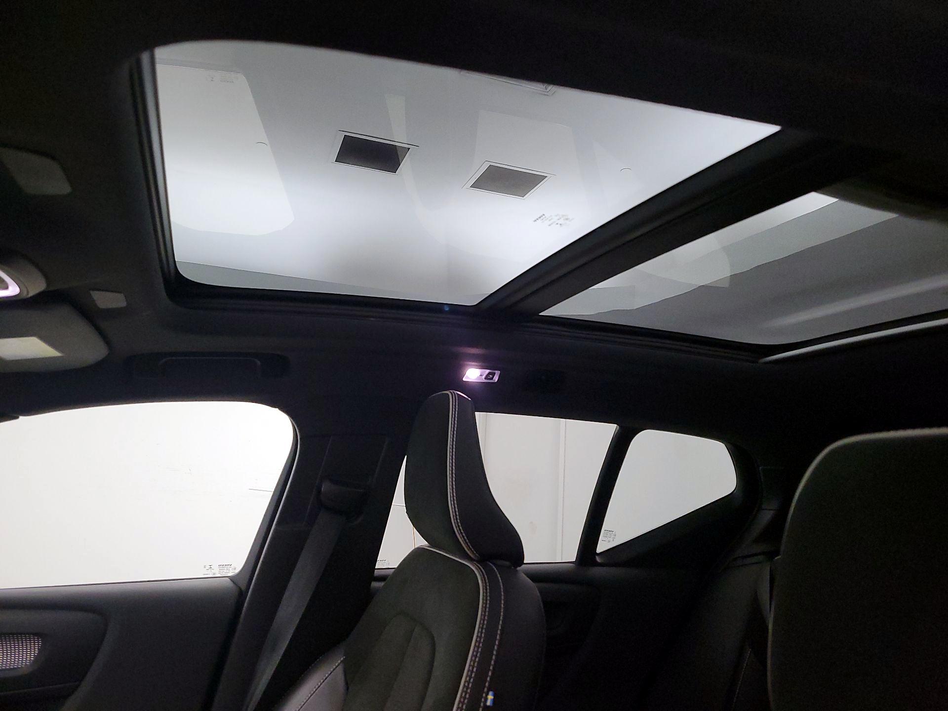 Thumbnail: 2022 Volvo XC40 - 20